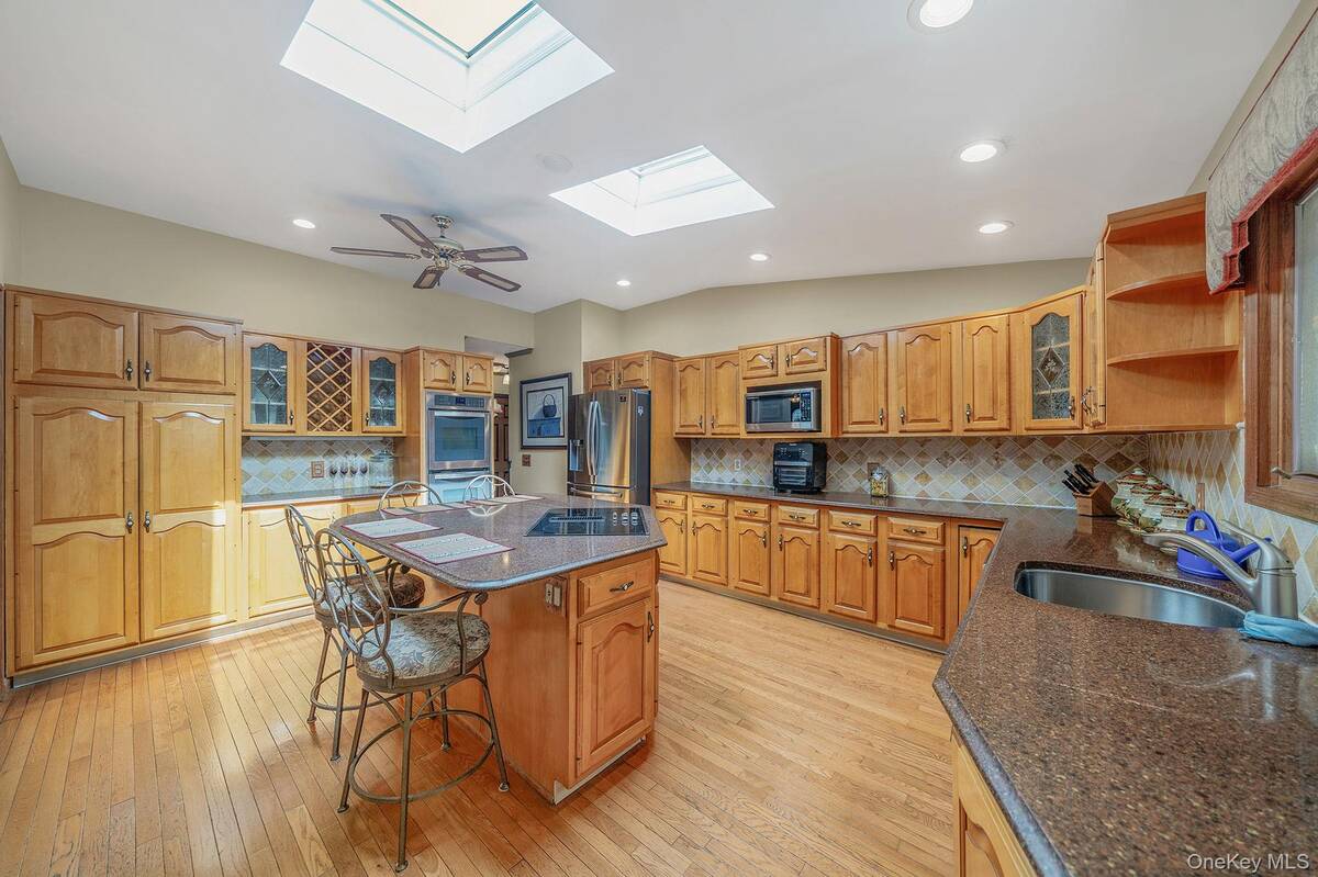 #16 photo, 76 Hollywood Avenue, Selden , NY 11784