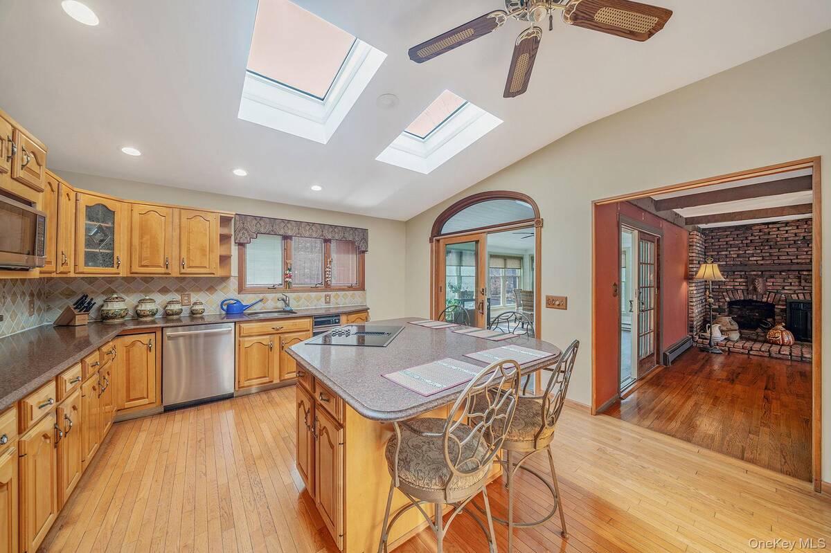 #17 photo, 76 Hollywood Avenue, Selden , NY 11784