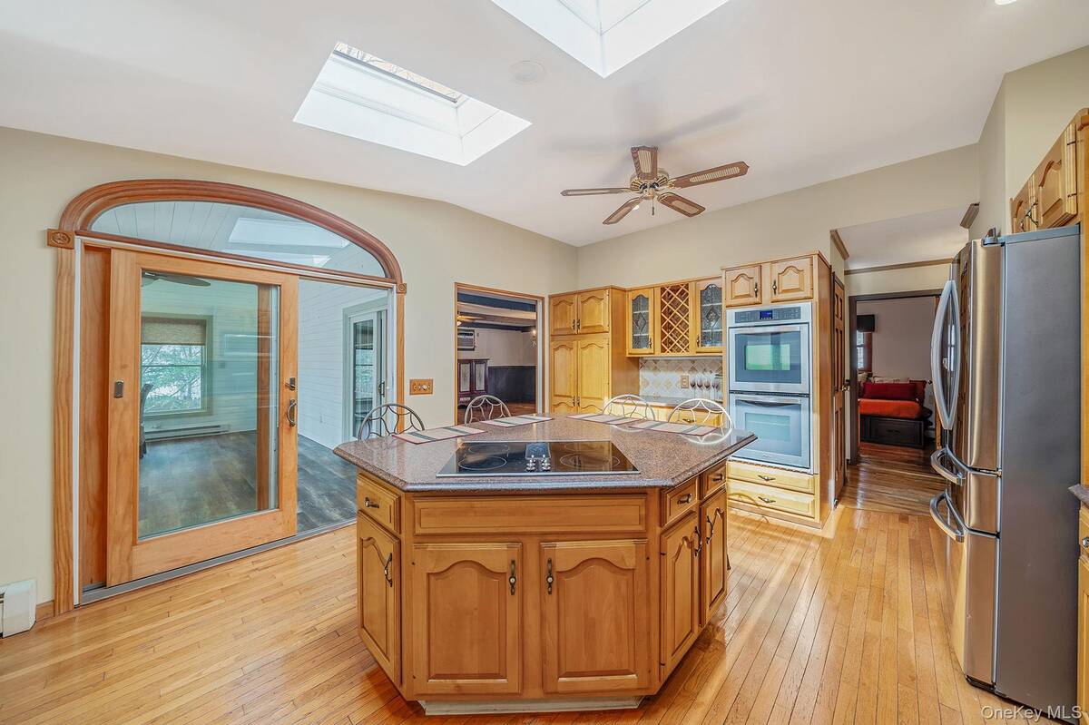 #18 photo, 76 Hollywood Avenue, Selden , NY 11784