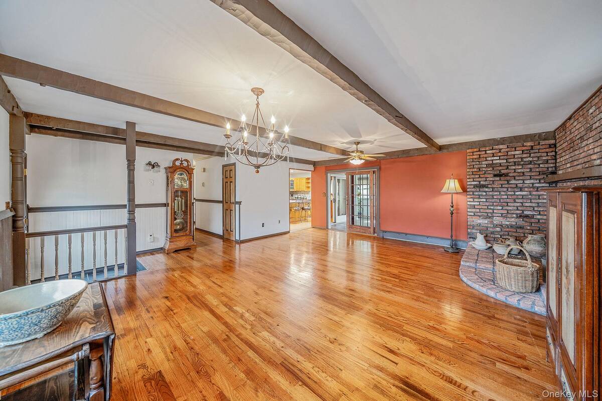 #21 photo, 76 Hollywood Avenue, Selden , NY 11784