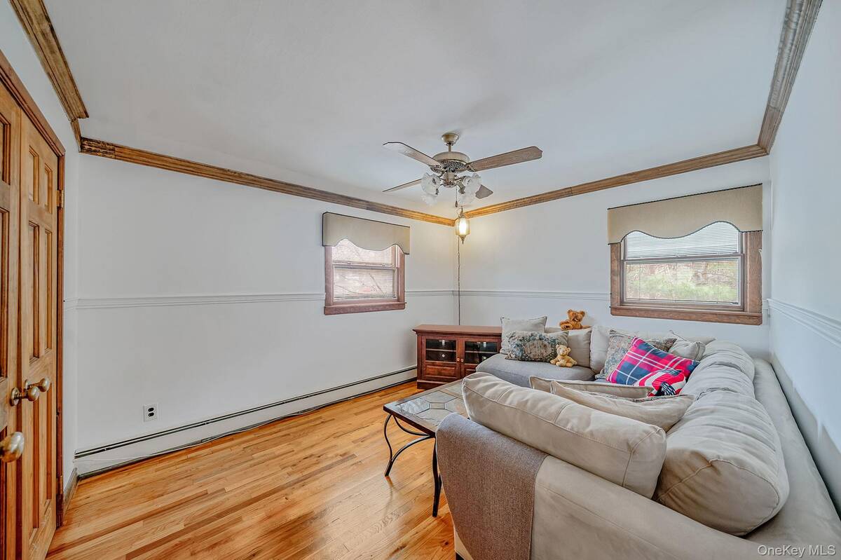 #25 photo, 76 Hollywood Avenue, Selden , NY 11784