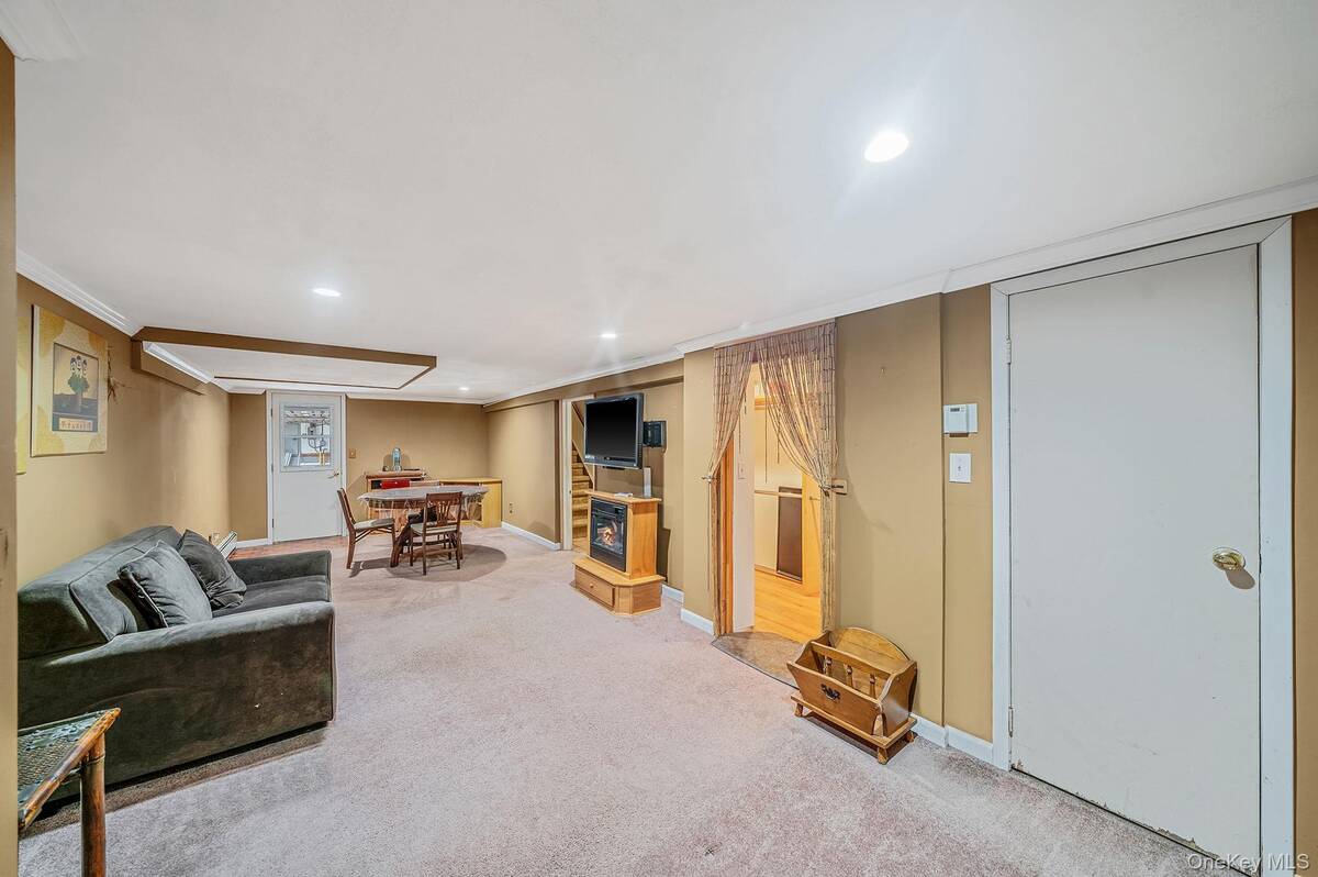 #31 photo, 76 Hollywood Avenue, Selden , NY 11784