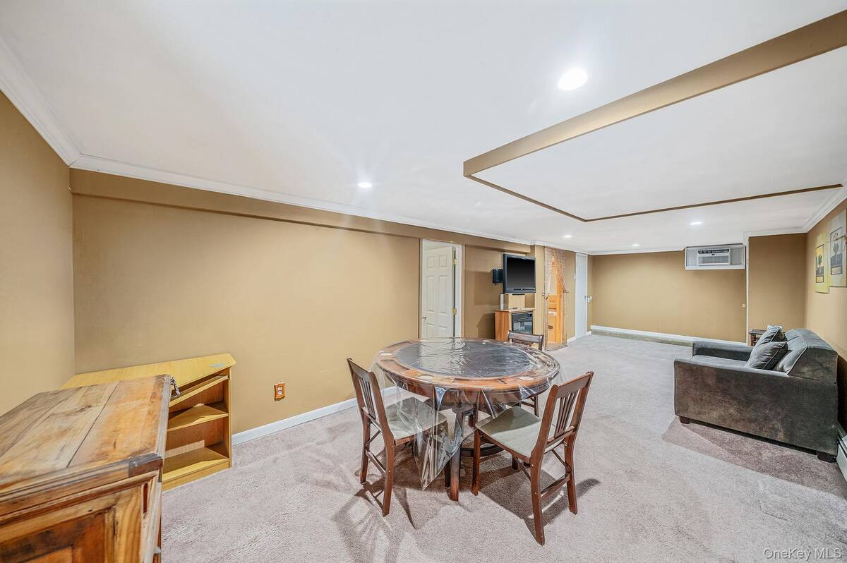 #32 photo, 76 Hollywood Avenue, Selden , NY 11784