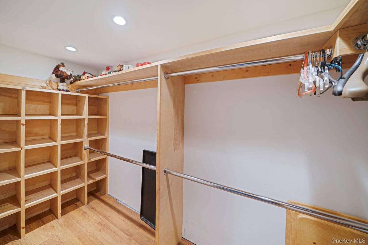 #33 photo, 76 Hollywood Avenue, Selden , NY 11784