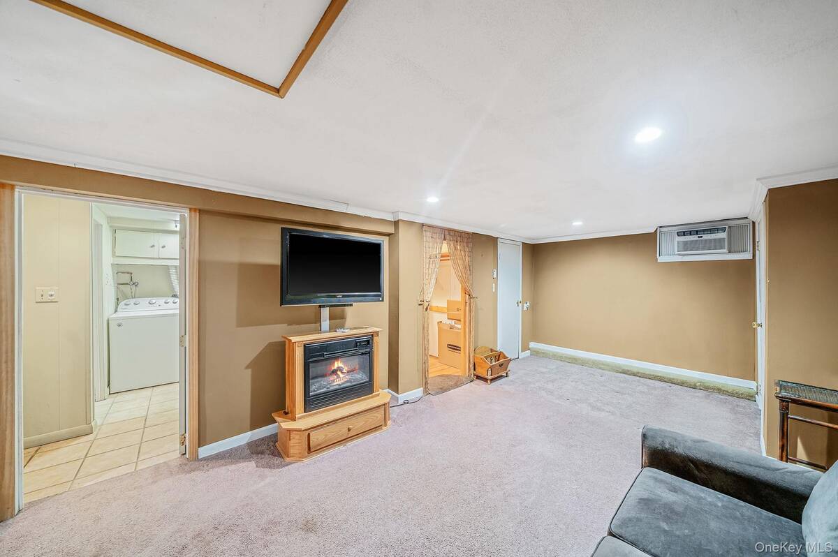 #40 photo, 76 Hollywood Avenue, Selden , NY 11784