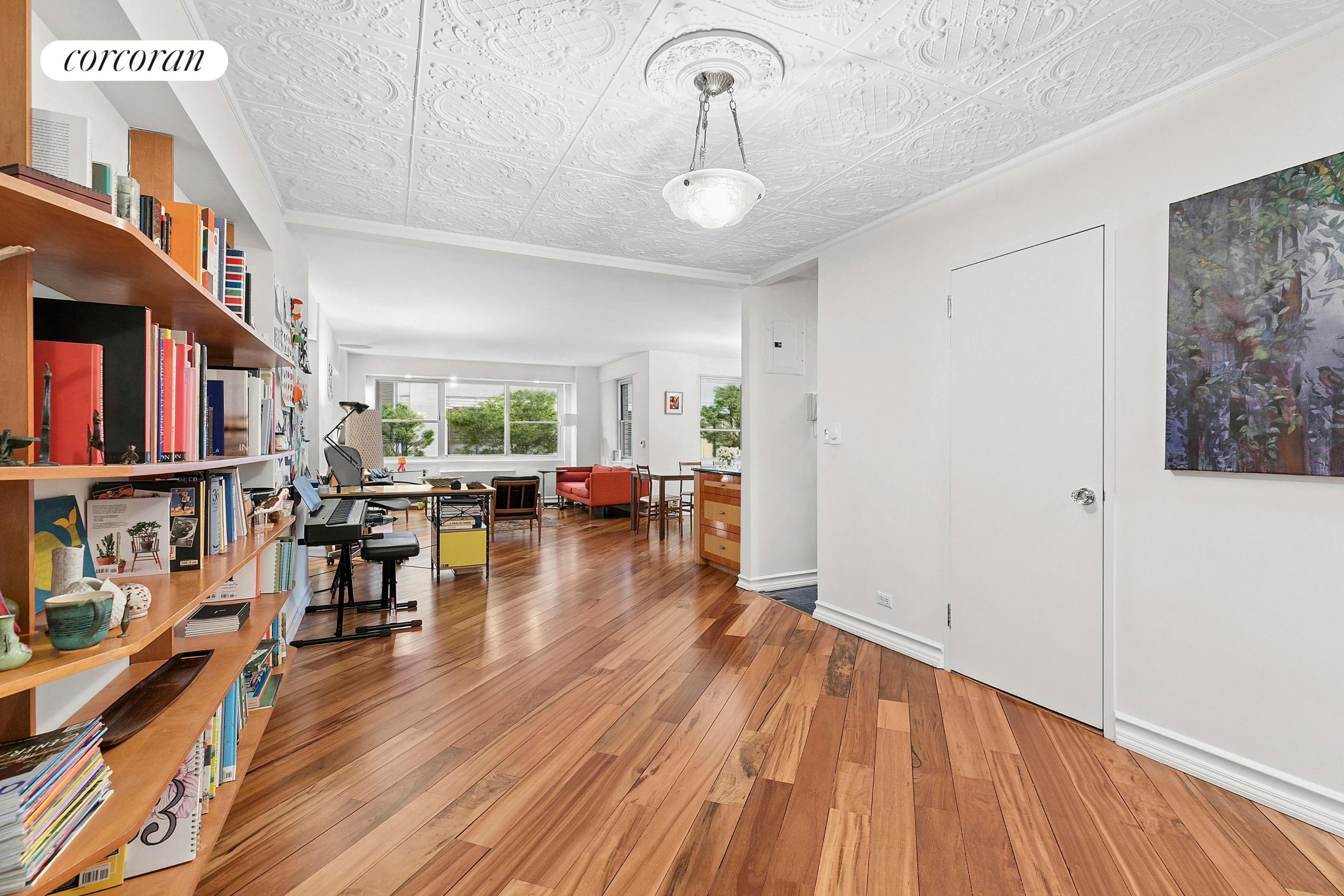 #1 photo, 70 E 10TH Street, מנהטן Greenwich Village , NY 10003