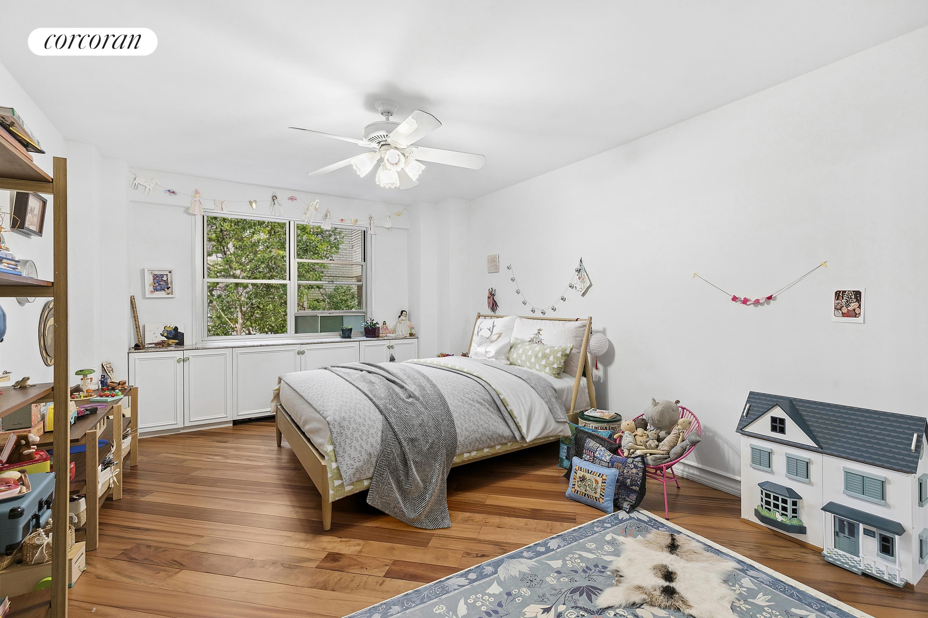 #10 photo, 70 E 10TH Street, מנהטן Greenwich Village , NY 10003