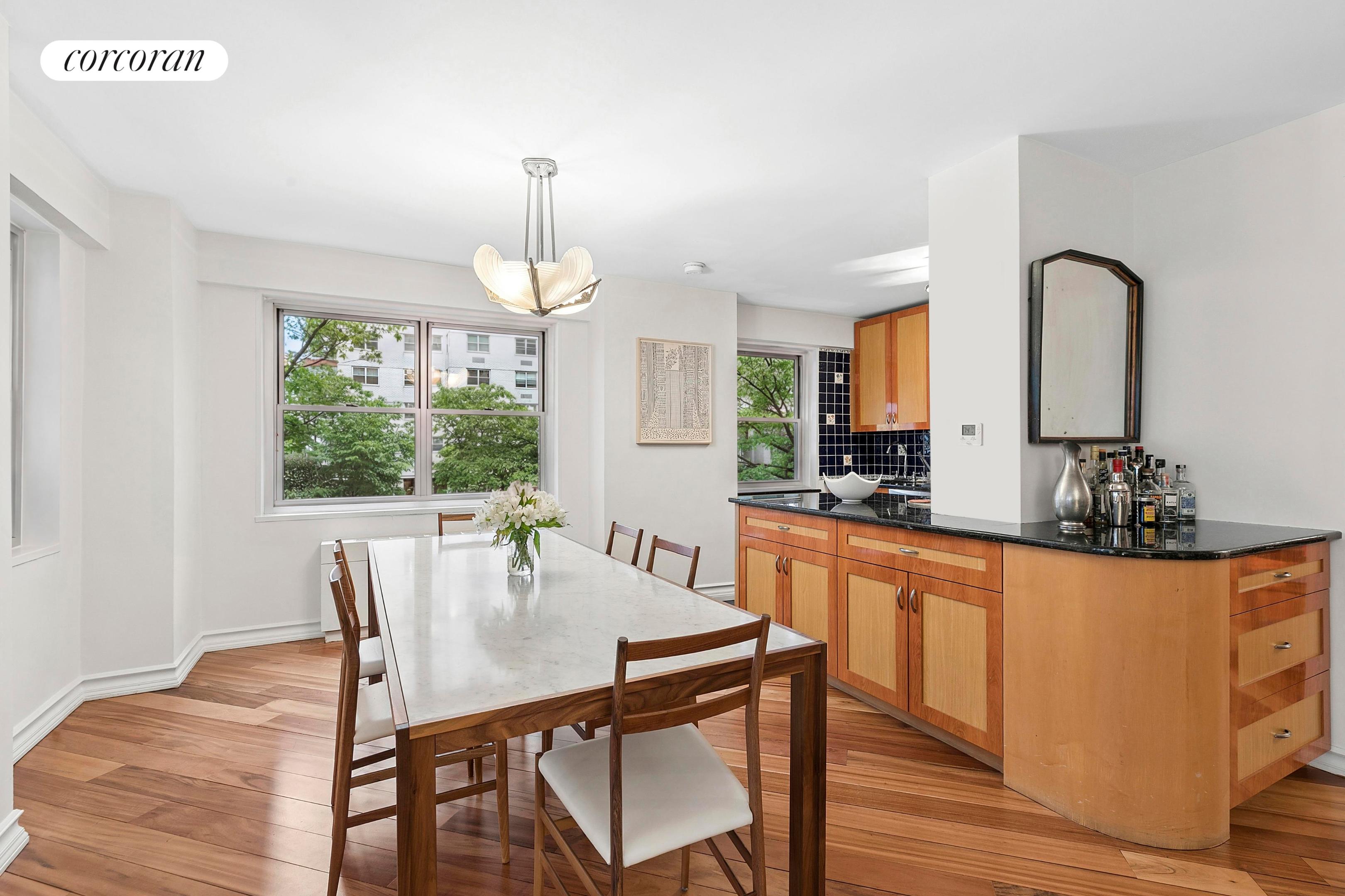 #5 photo, 70 E 10TH Street, מנהטן Greenwich Village , NY 10003