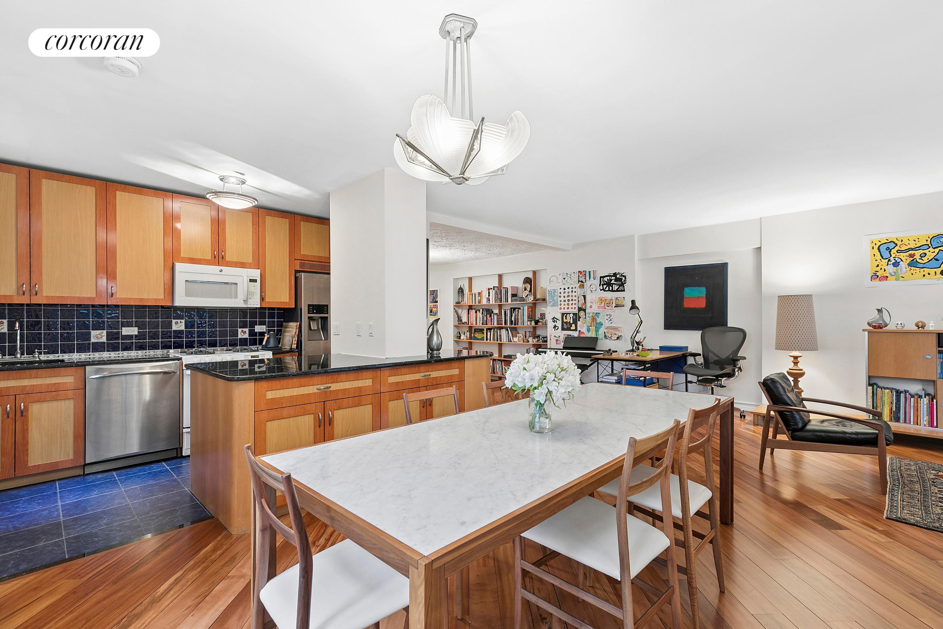 #6 photo, 70 E 10TH Street, מנהטן Greenwich Village , NY 10003