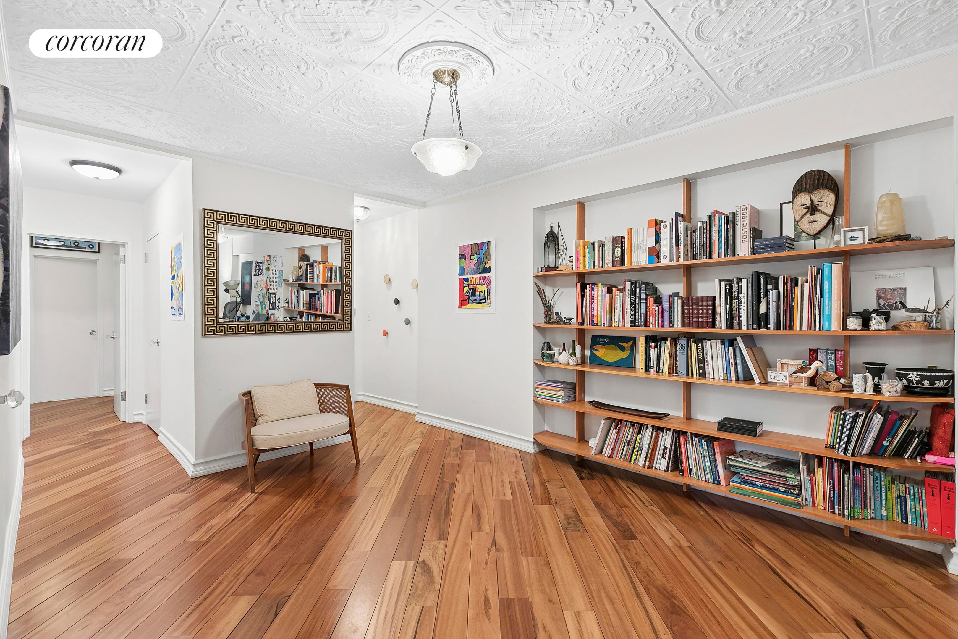 #7 photo, 70 E 10TH Street, מנהטן Greenwich Village , NY 10003