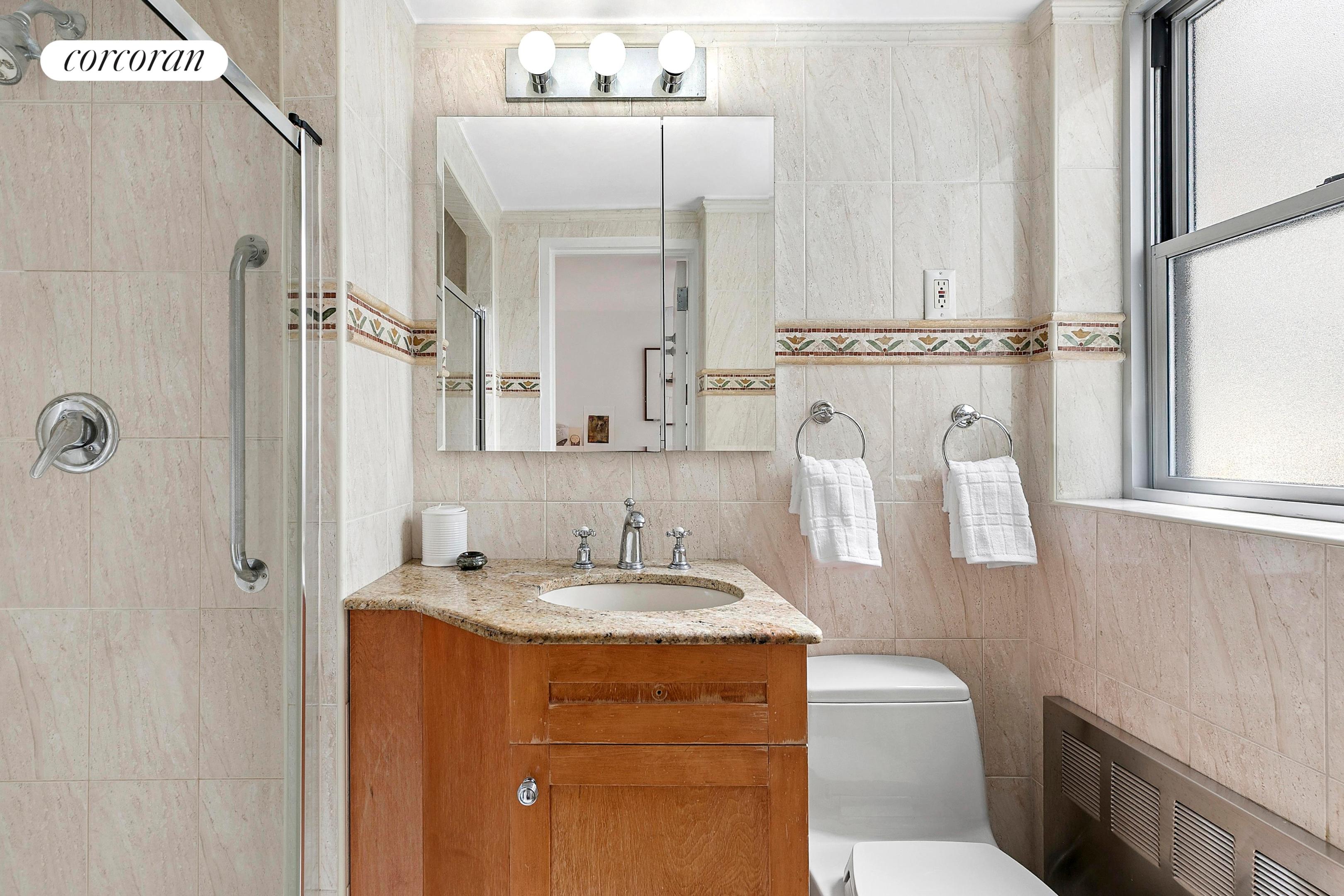 #9 photo, 70 E 10TH Street, מנהטן Greenwich Village , NY 10003