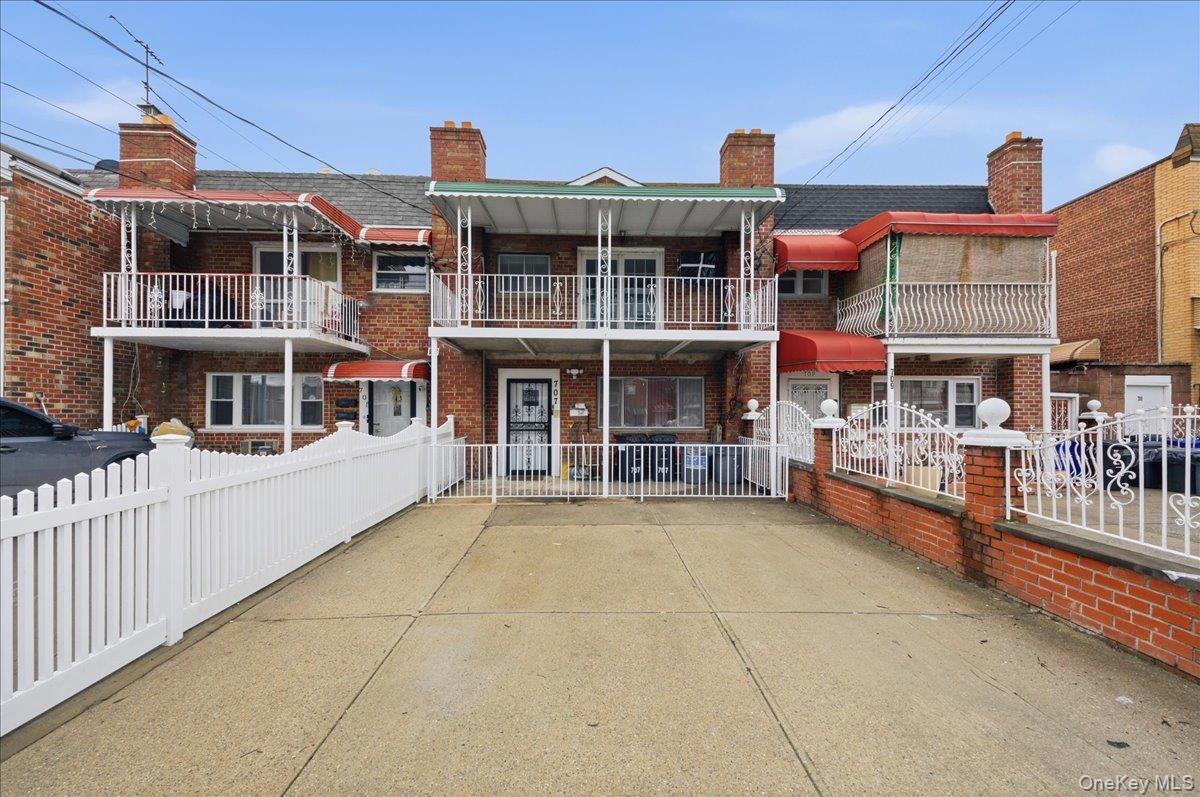 #1 photo, 707 Hollywood Avenue, Bronx , NY 10465