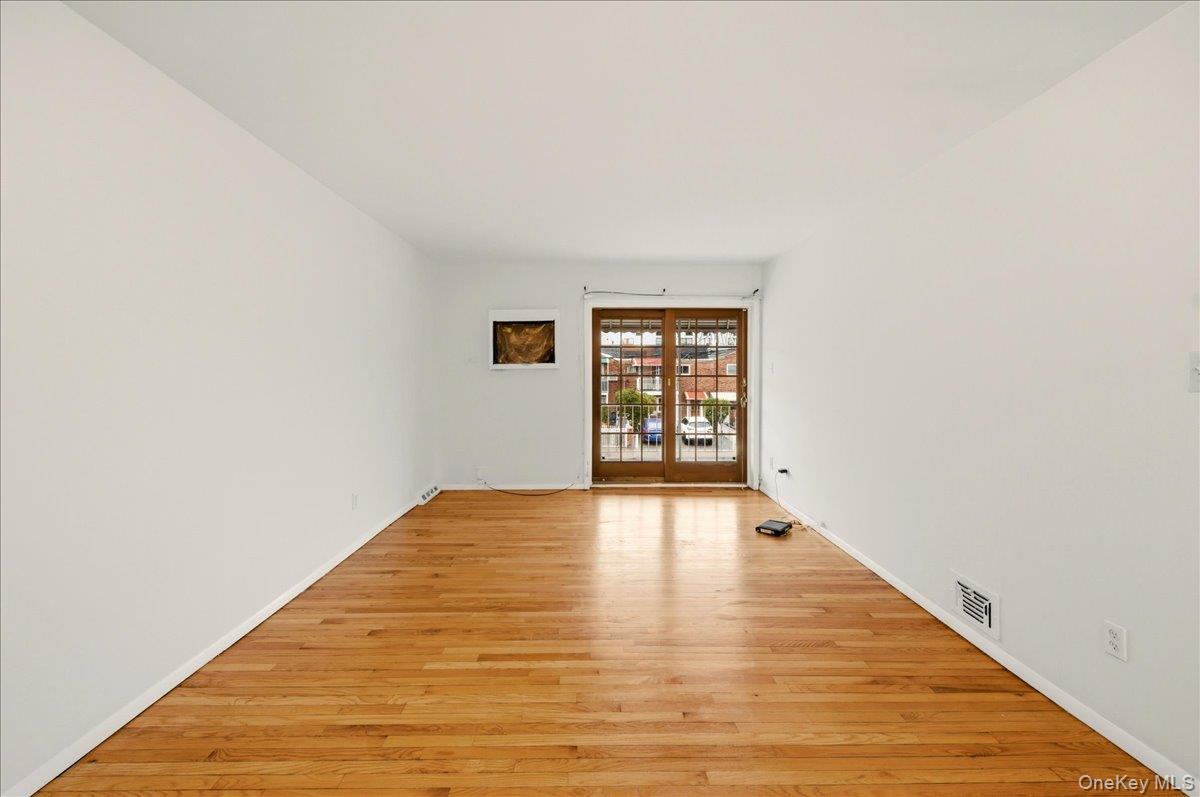 #5 photo, 707 Hollywood Avenue, Bronx , NY 10465