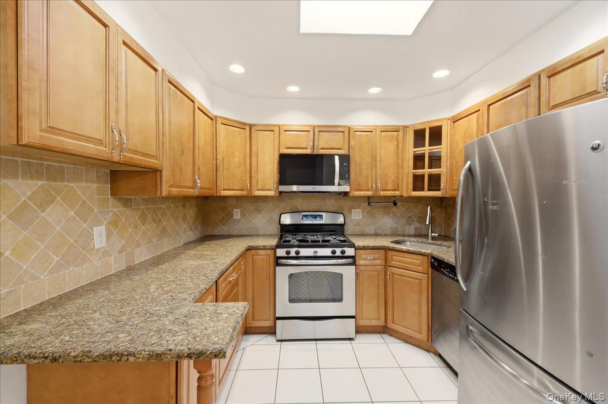 #6 photo, 707 Hollywood Avenue, Bronx , NY 10465