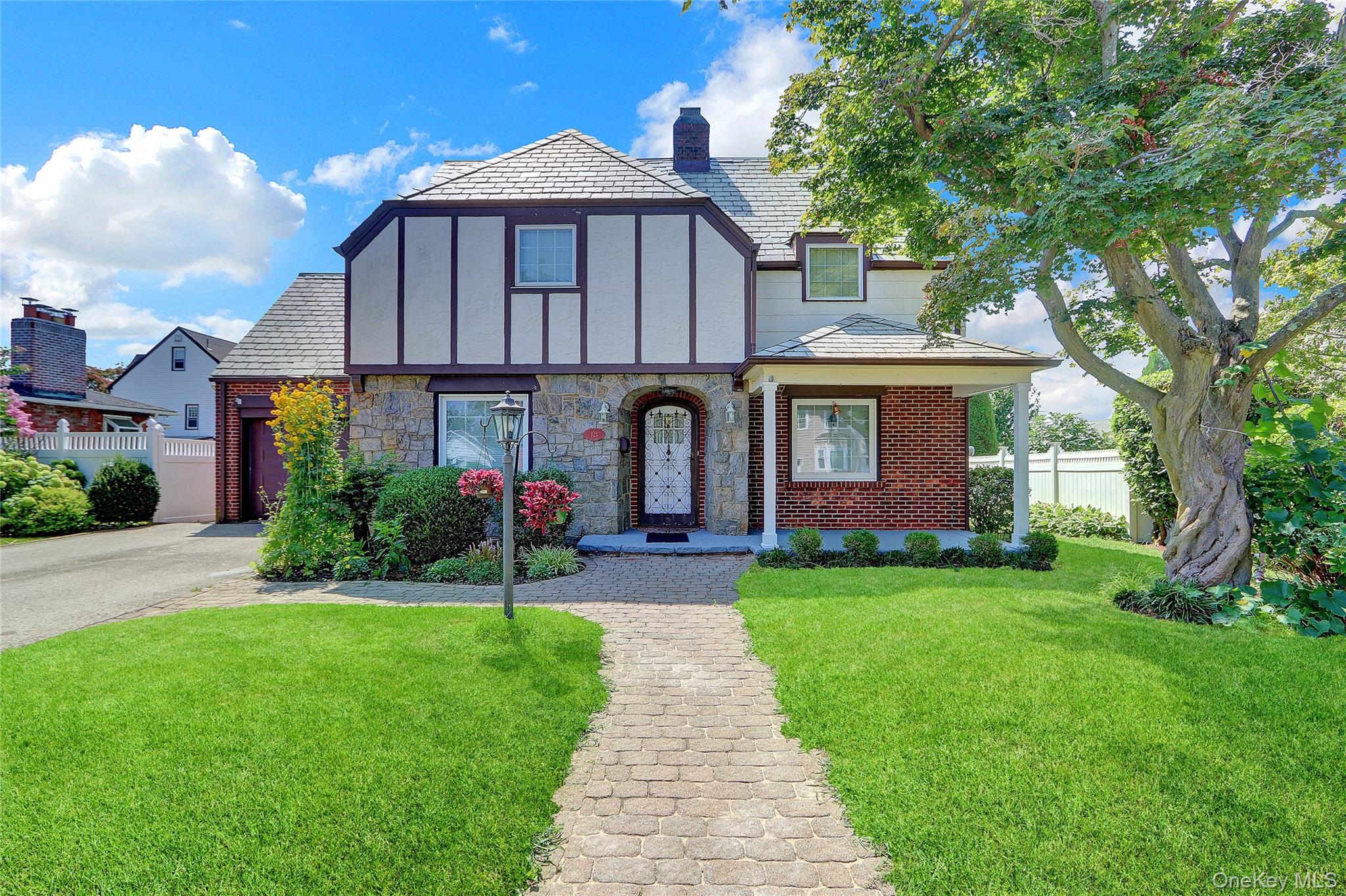 #1 photo, 121 6th Street, ناسو Hicksville , NY 11801