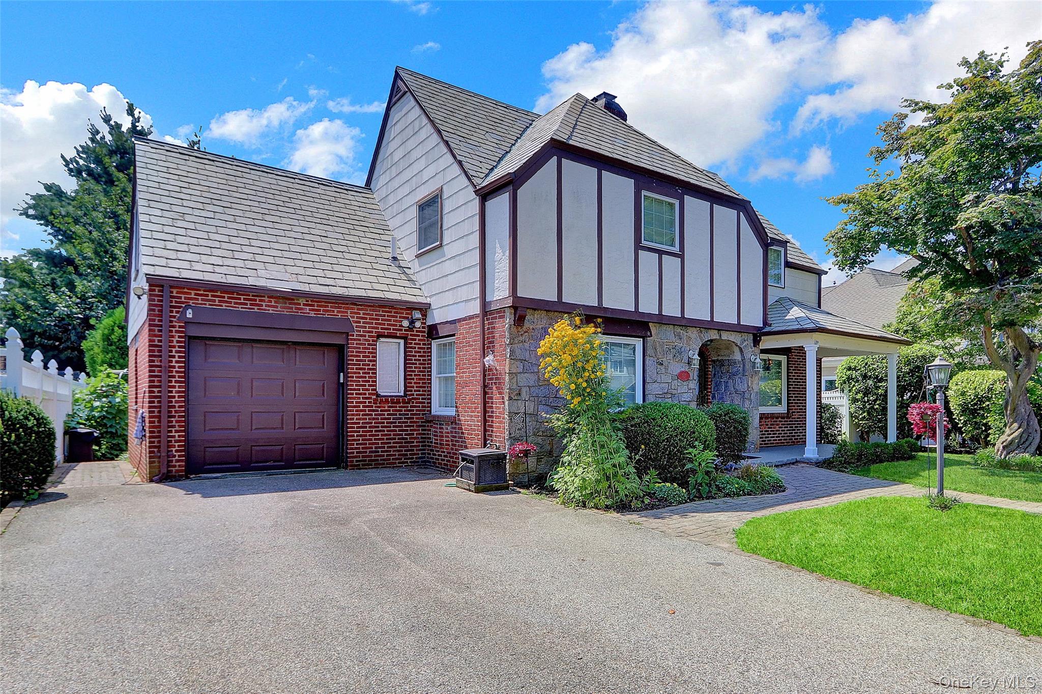 #2 photo, 121 6th Street, ناسو Hicksville , NY 11801