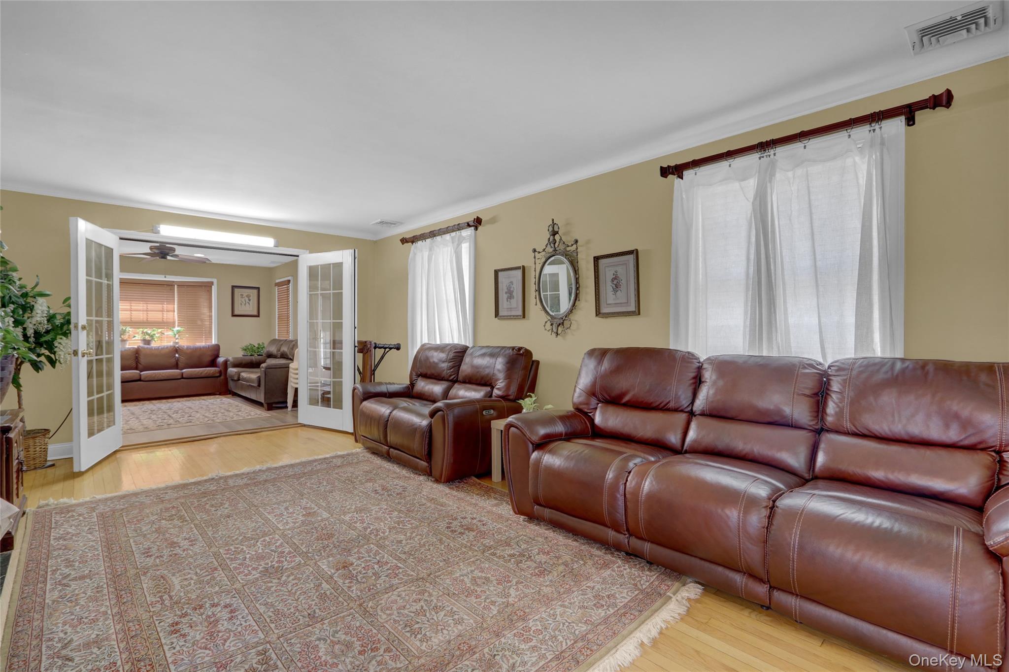 #7 photo, 121 6th Street, ناسو Hicksville , NY 11801