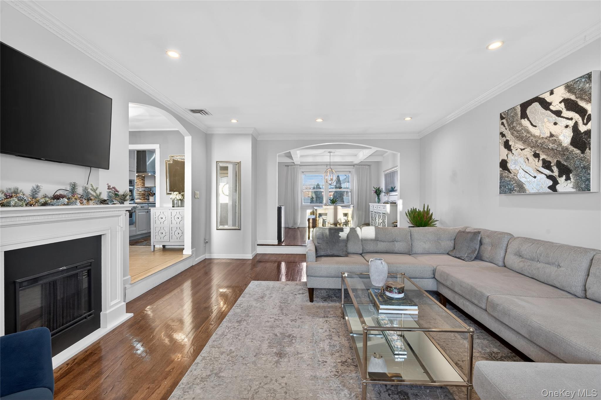 #7 photo, 661 Garner Place, East Meadow , NY 11554