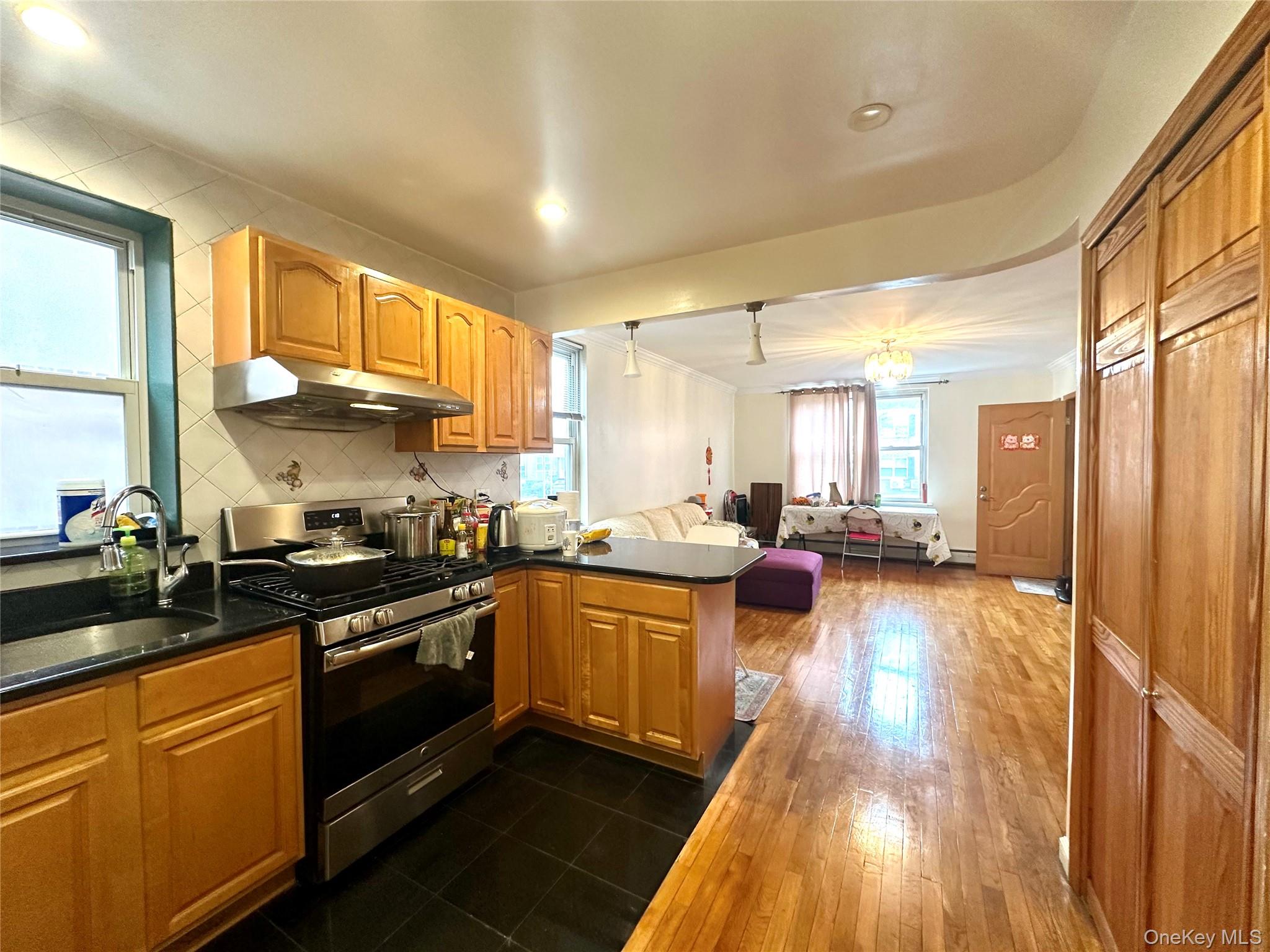 #3 photo, 150-21 61 Road, 皇后區 Kew Garden Hills , NY 11367