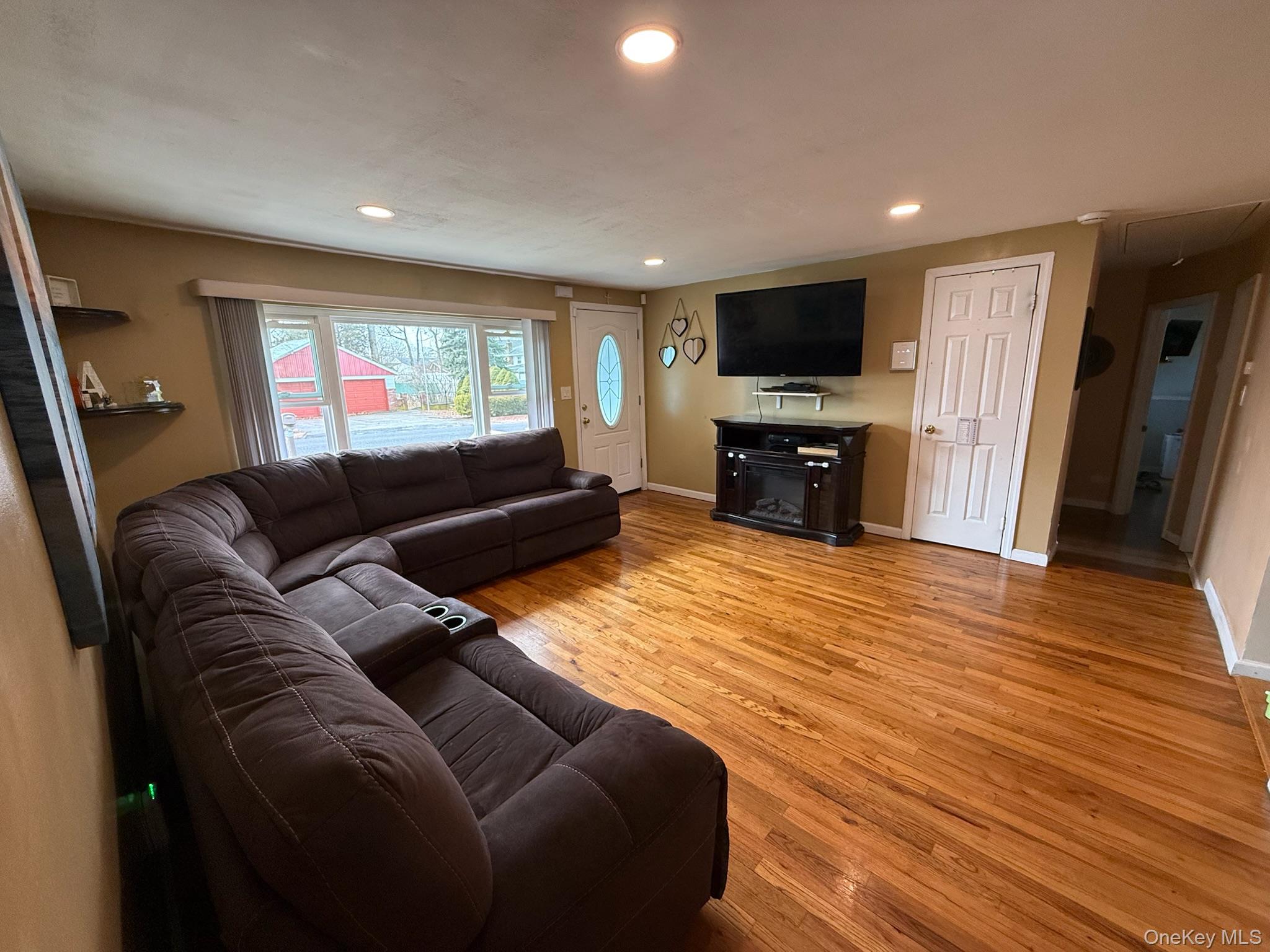 #5 photo, 373 Port Avenue, सफ़ोक काउंटी Ronkonkoma , NY 11779