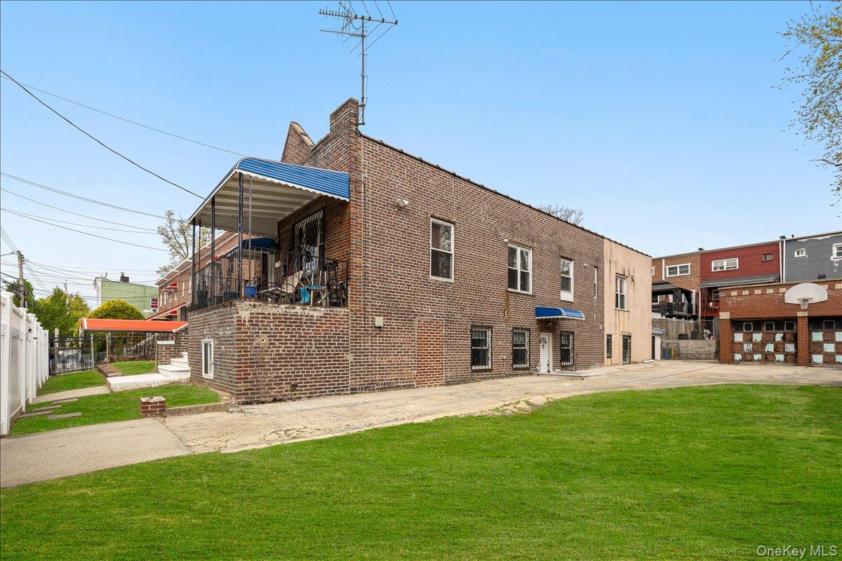 #1 photo, 1021 E 213th Street, Bronx , NY 10469