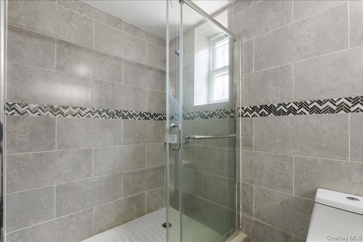 #9 photo, 1021 E 213th Street, Bronx , NY 10469