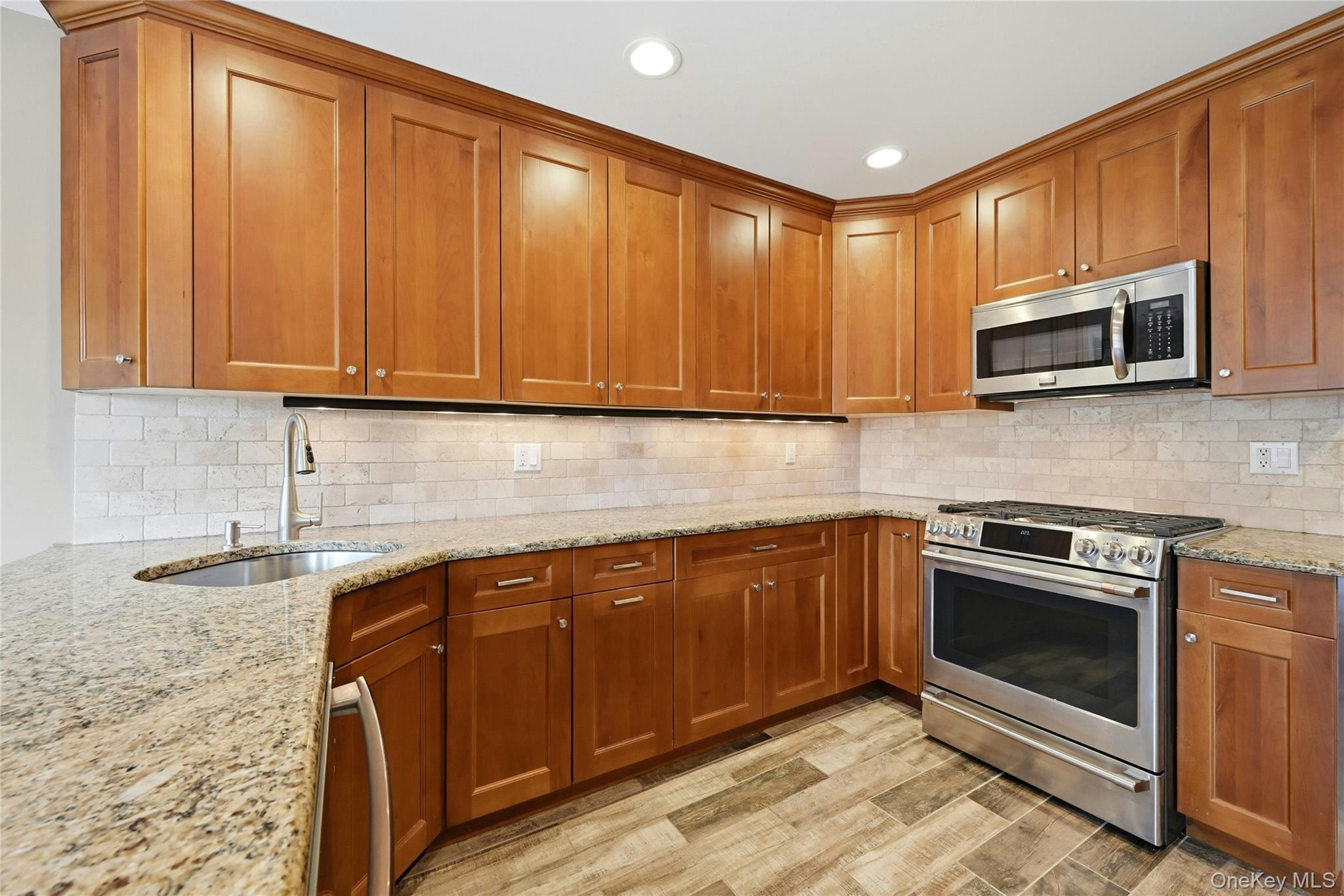 #16 photo, 233 Glen Drive, সাফোক কাউন্টি Ridge , NY 11961