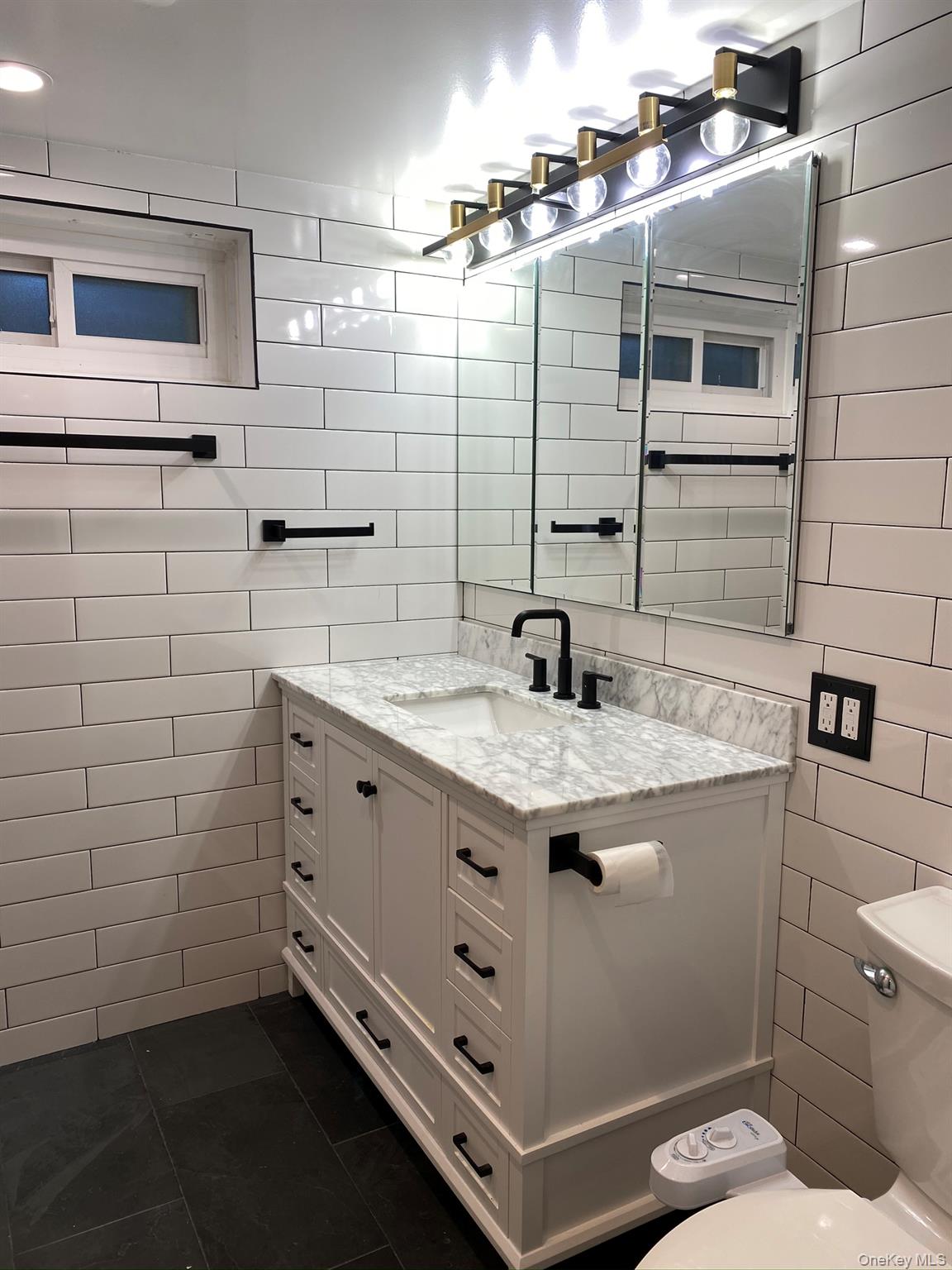 #11 photo, 25 Woodhollow Road, מחוז נסאו Albertson , NY 11507