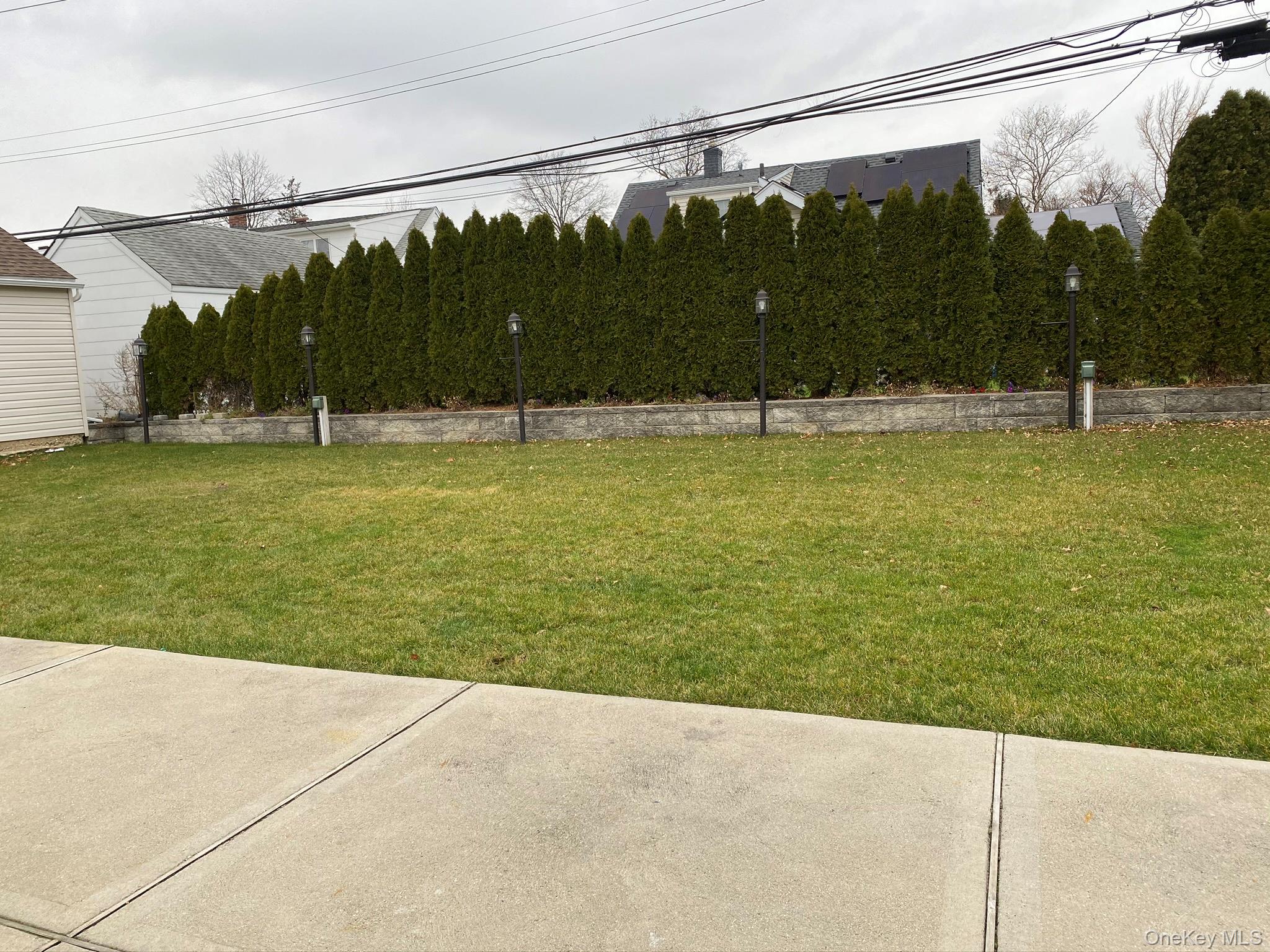 #13 photo, 25 Woodhollow Road, מחוז נסאו Albertson , NY 11507