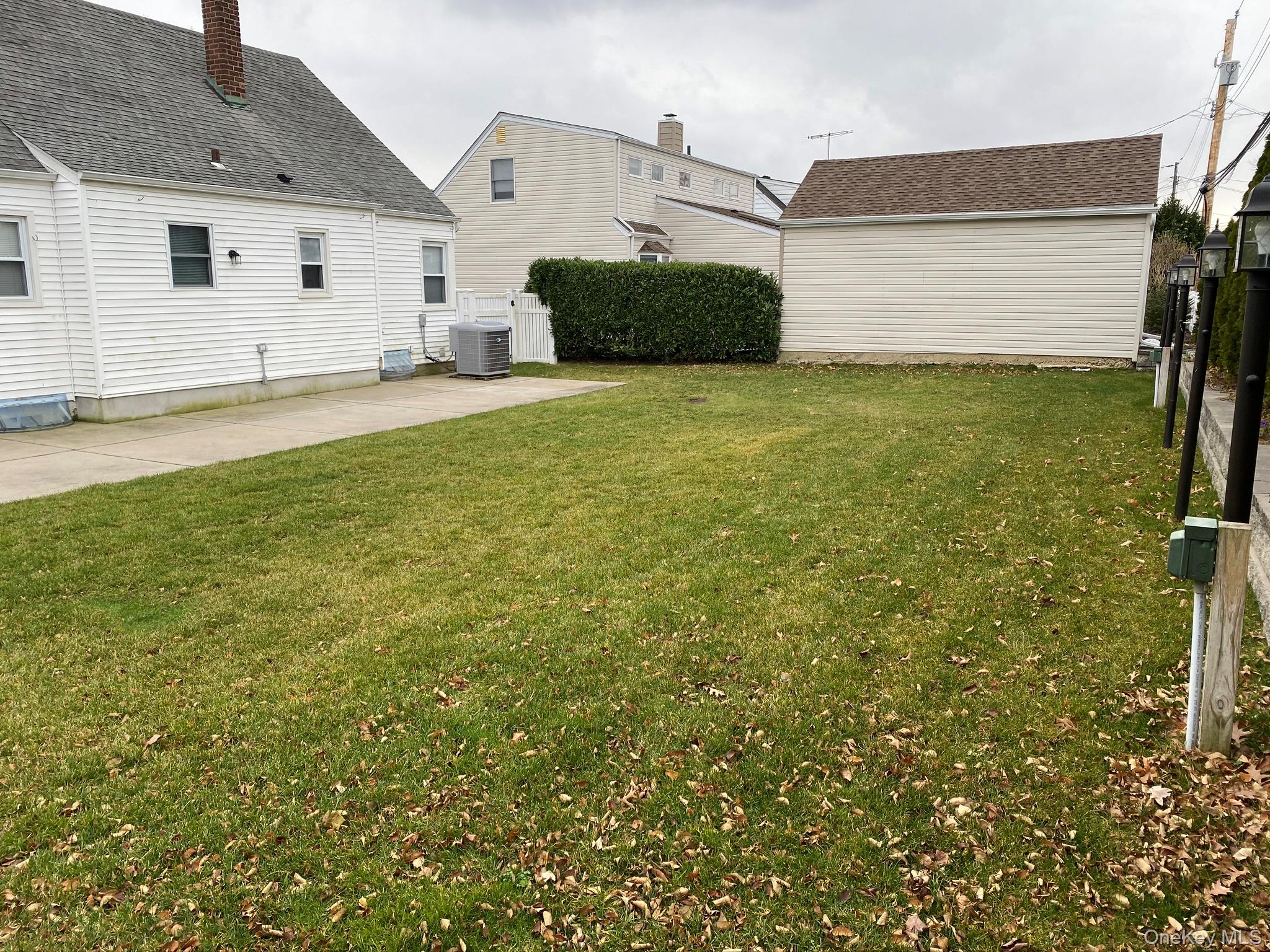 #16 photo, 25 Woodhollow Road, מחוז נסאו Albertson , NY 11507