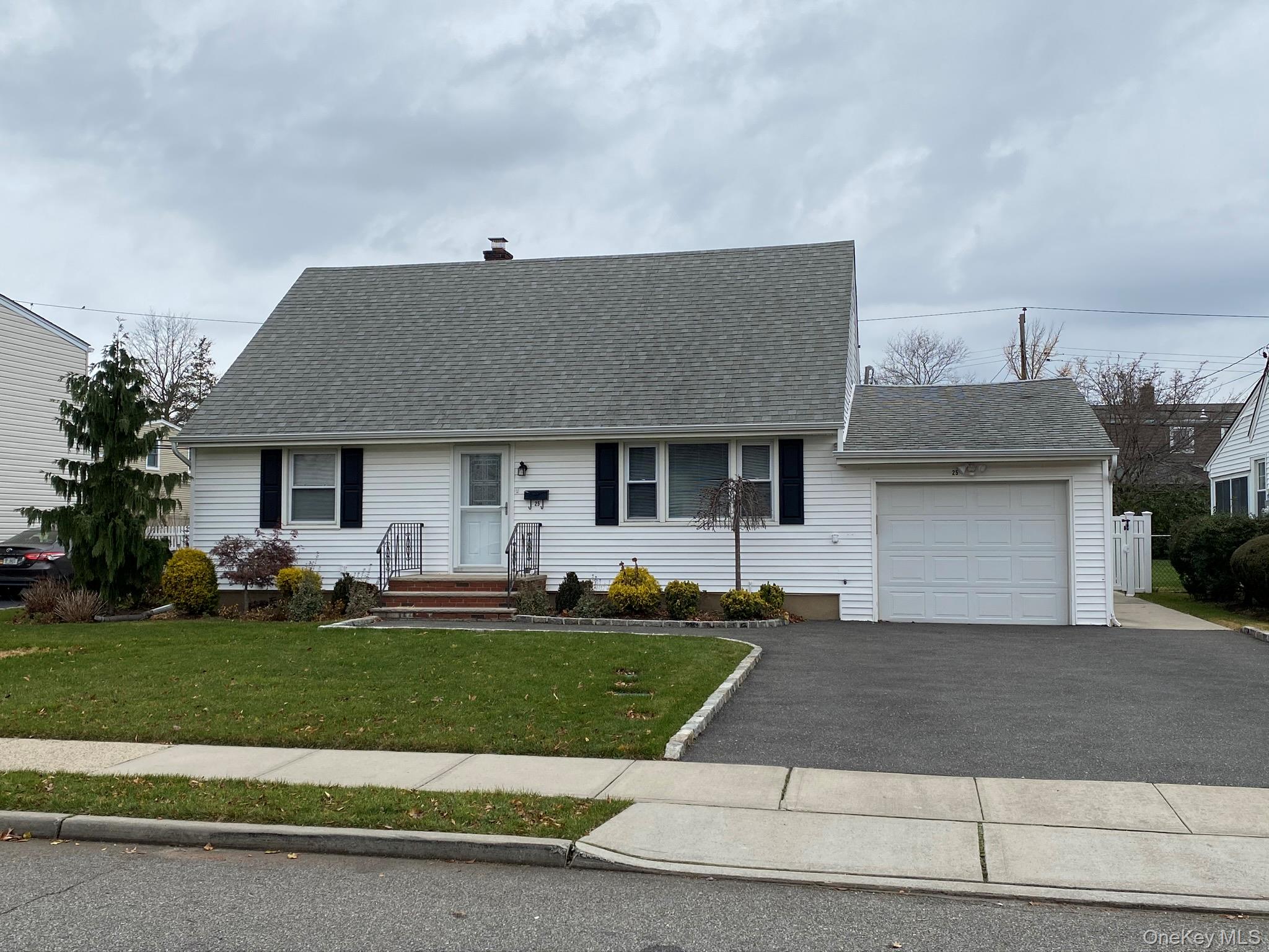 #2 photo, 25 Woodhollow Road, מחוז נסאו Albertson , NY 11507