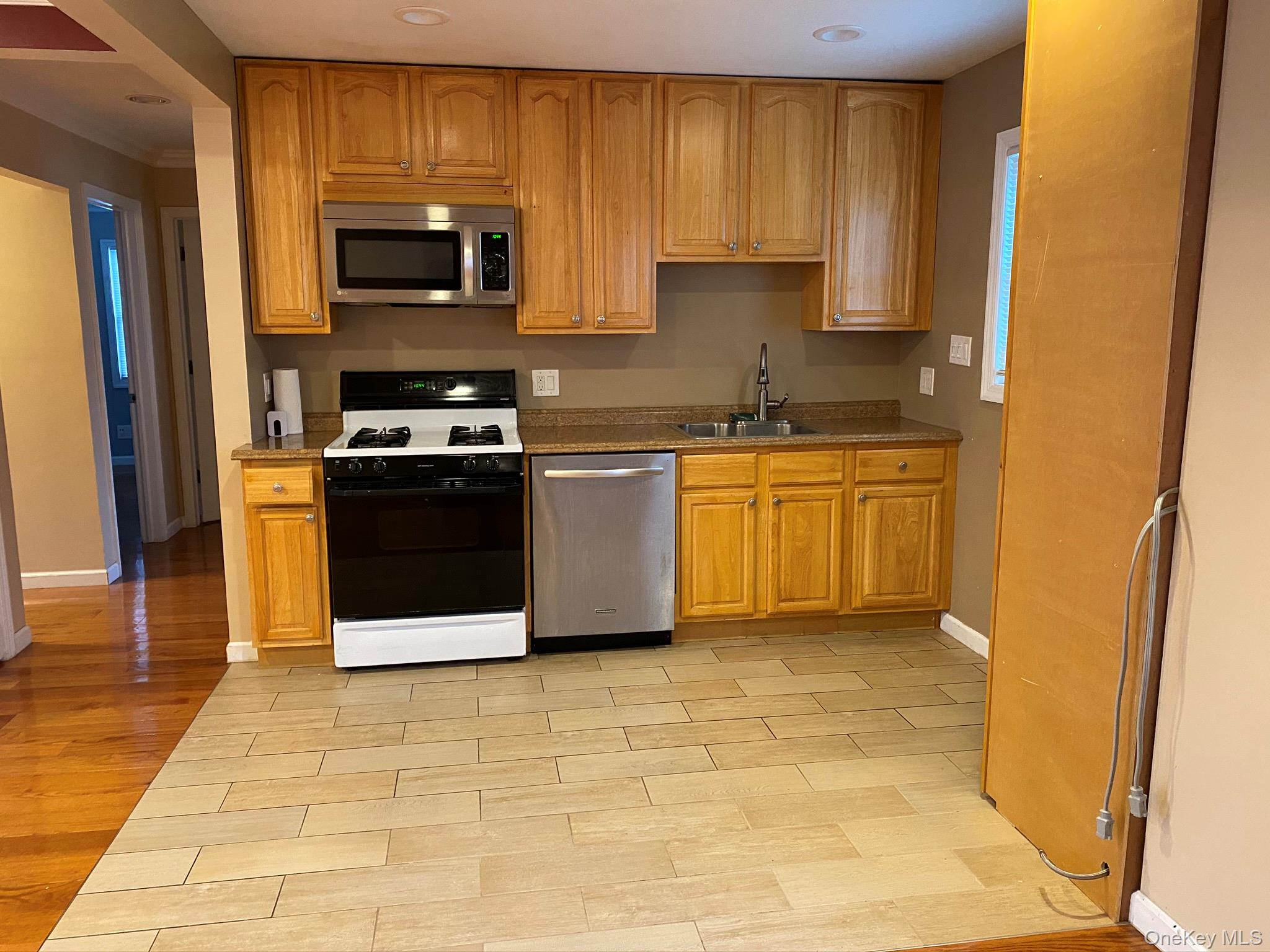 #8 photo, 25 Woodhollow Road, מחוז נסאו Albertson , NY 11507