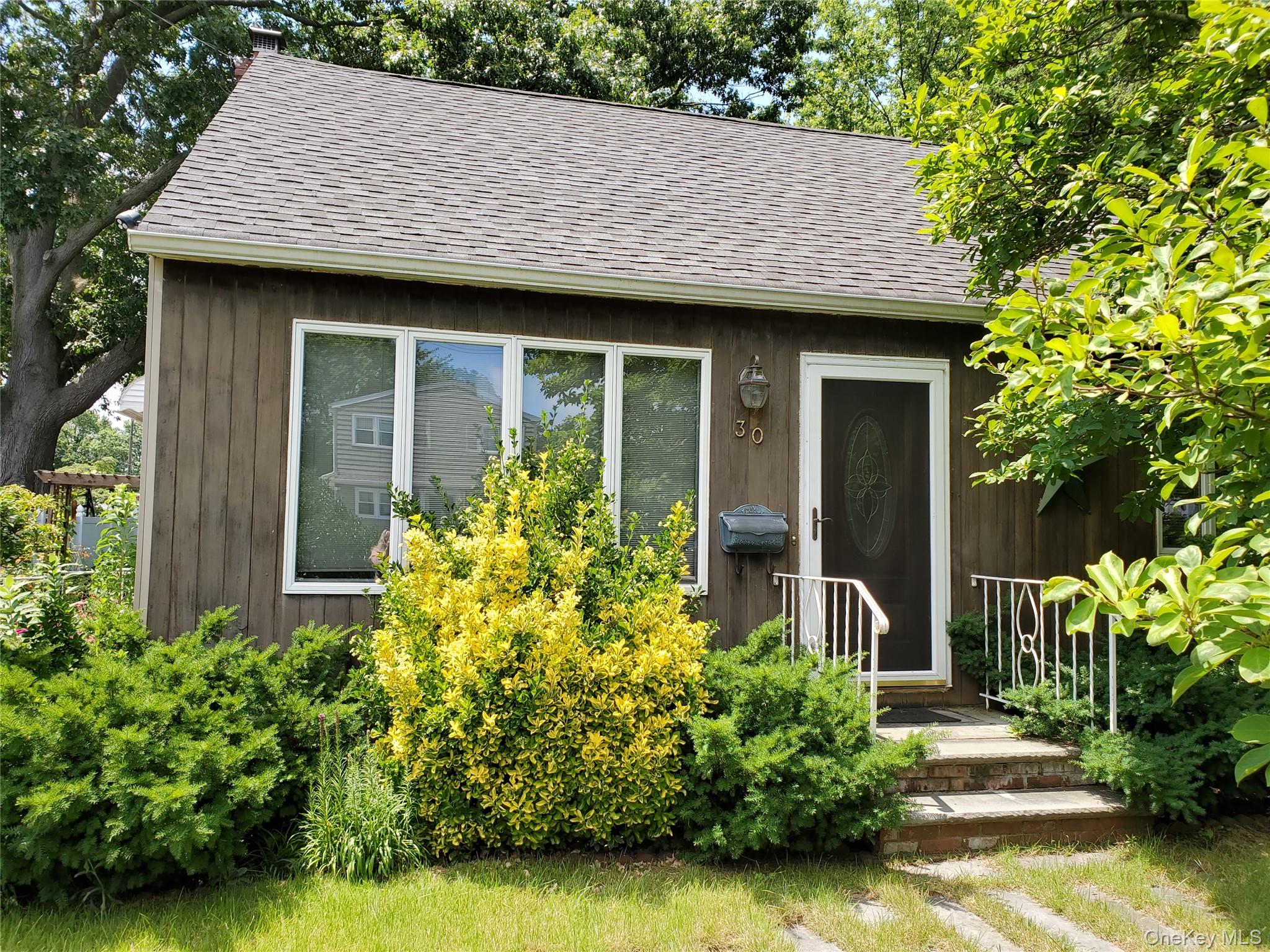 #1 photo, 30 Jervis Avenue, 東長島 Copiague , NY 11726