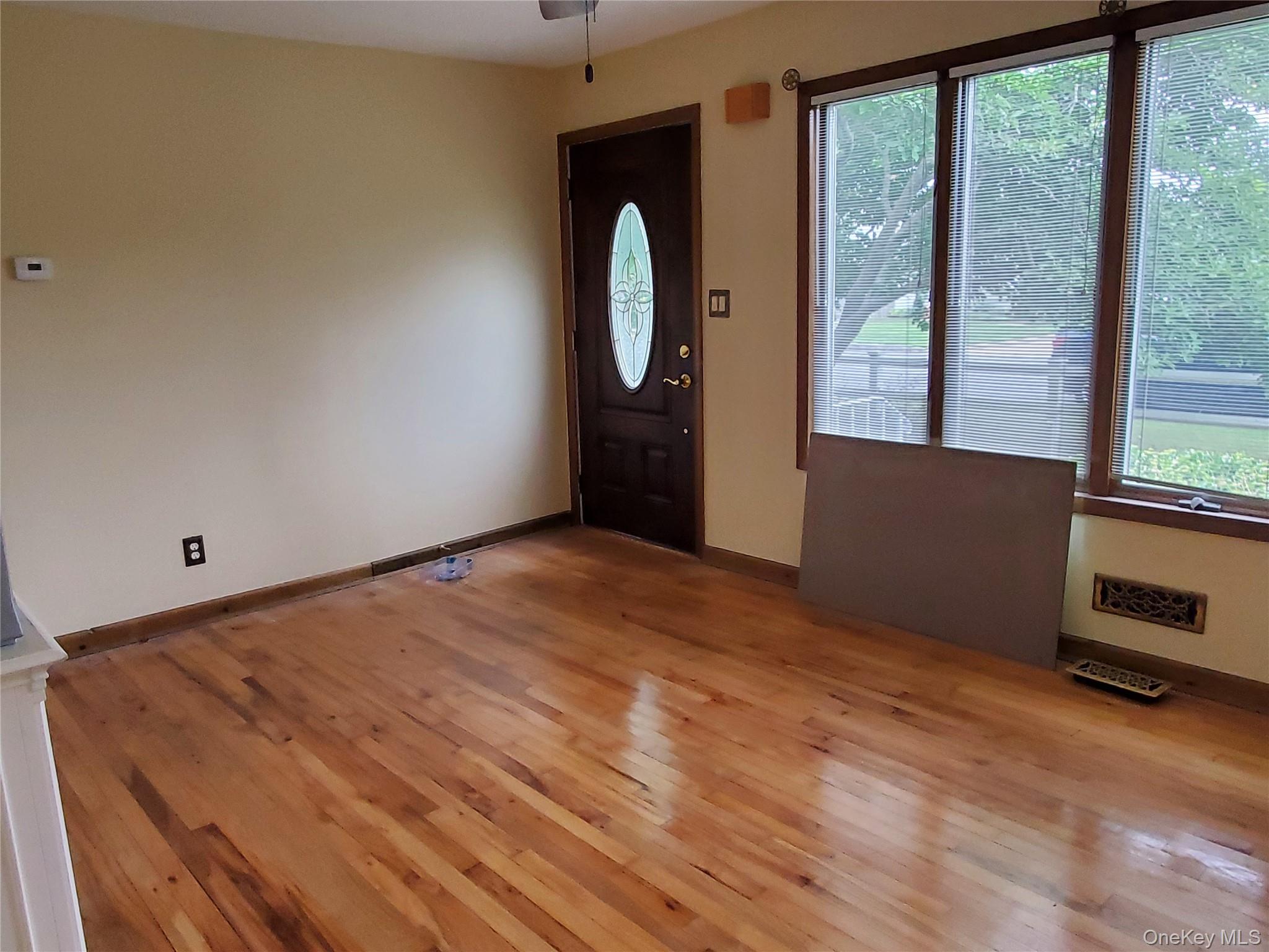 #2 photo, 30 Jervis Avenue, 東長島 Copiague , NY 11726