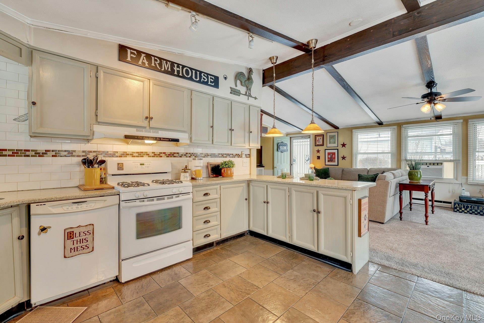 #6 photo, 43 Village Circle, سوفولك Manorville , NY 11949