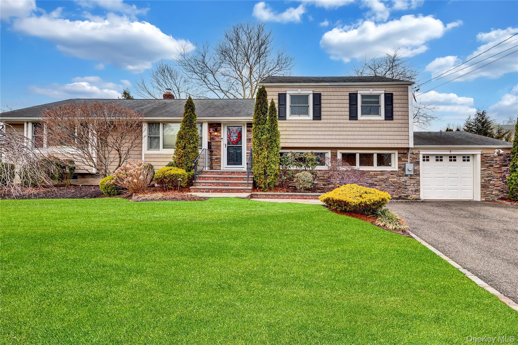 #1 photo, 18 Frost Lane, Greenlawn , NY 11740