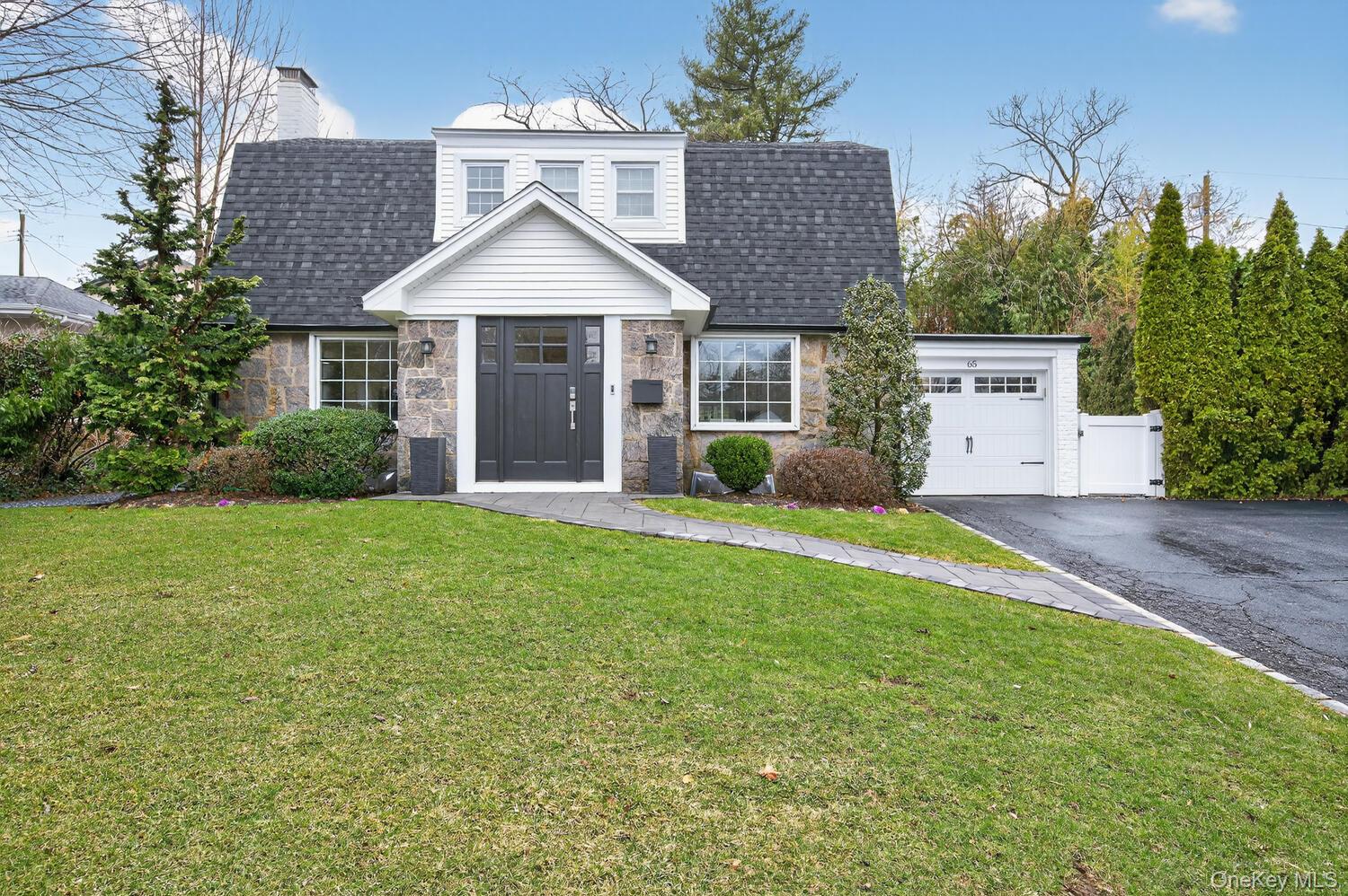 #2 photo, 65 Circle Drive, Roslyn Heights , NY 11577