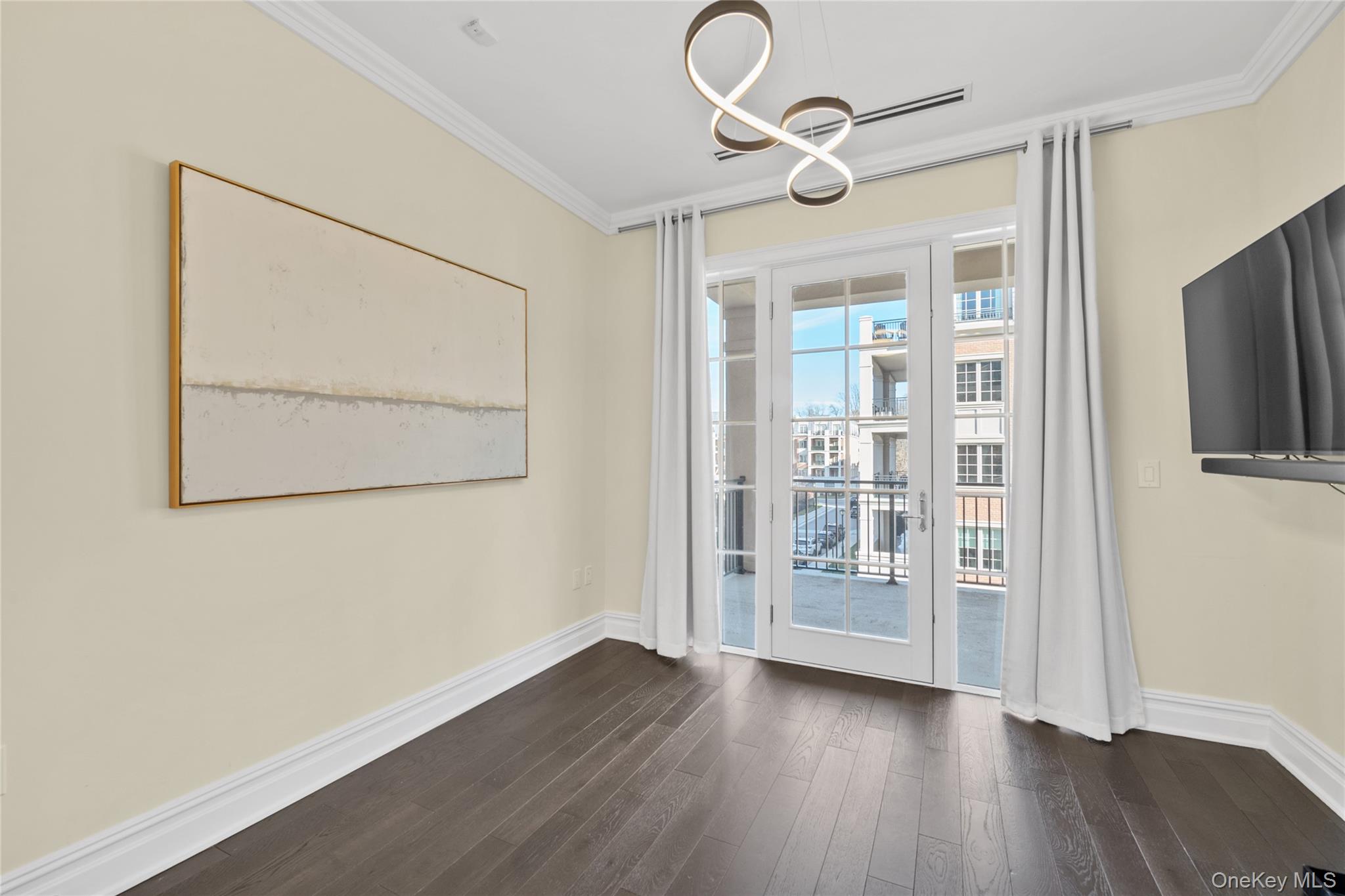 #19 photo, 5000 Royal Court, ناسو North Hills , NY 11040