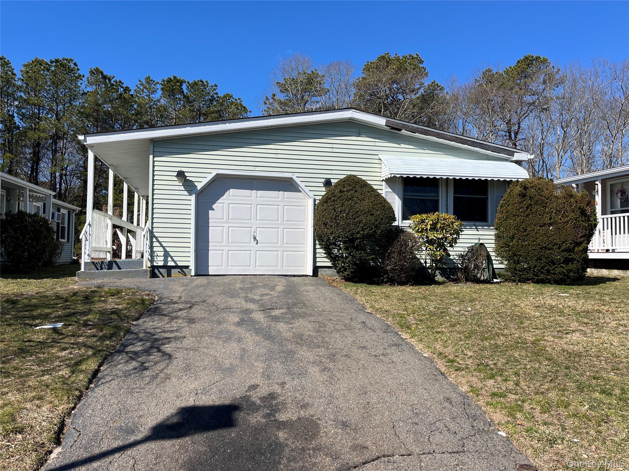 #1 photo, 75 Village Circle, 东长岛 Manorville , NY 11949