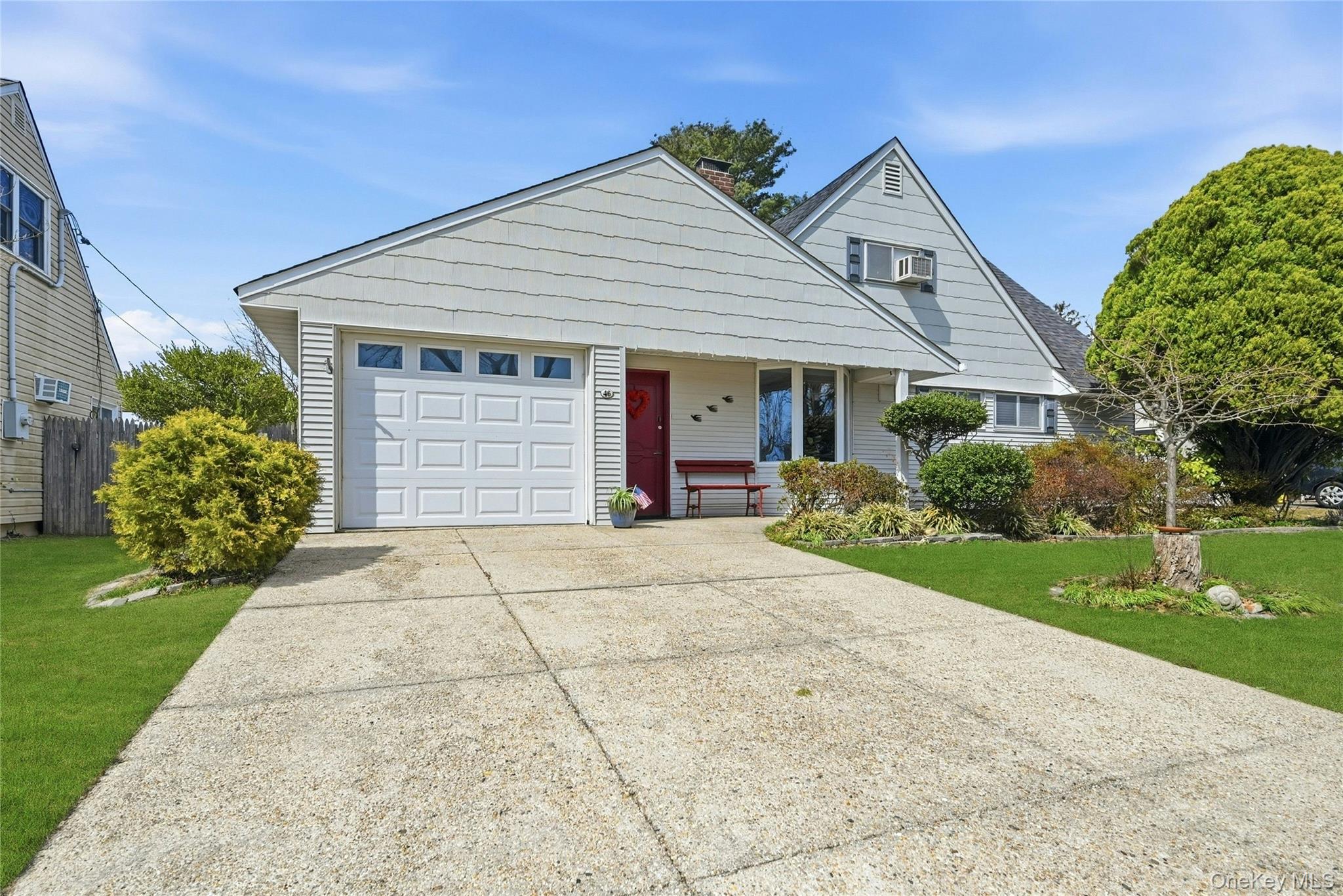 #2 photo, 46 Boxwood Lane, Hicksville , NY 11801