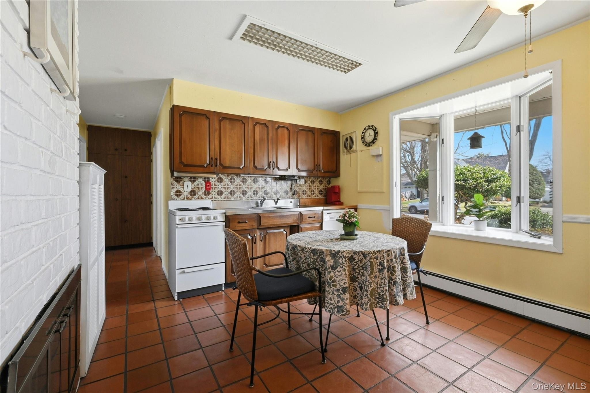 #5 photo, 46 Boxwood Lane, Hicksville , NY 11801