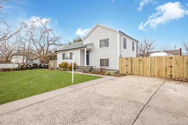 #1 photo, 70 E Minerva Road, 東長島 Lindenhurst , NY 11757