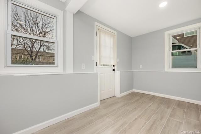 #13 photo, 70 E Minerva Road, 東長島 Lindenhurst , NY 11757