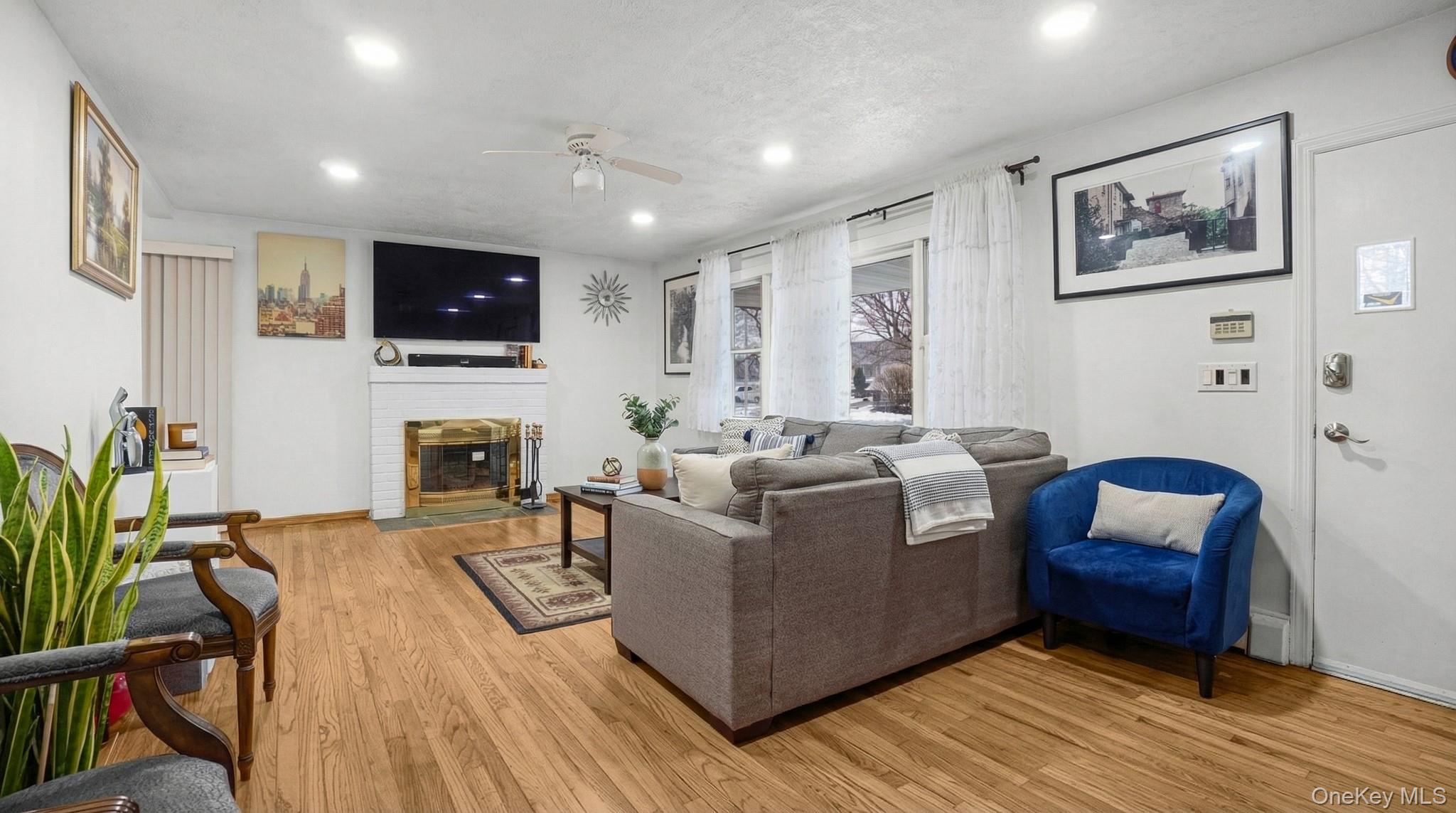 #5 photo, 4 Roosevelt Street, Brentwood , NY 11717