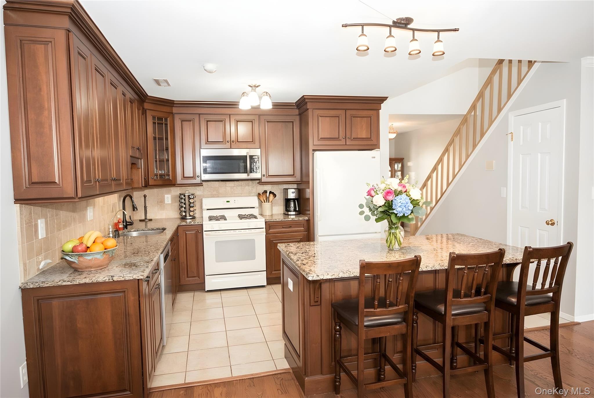 #4 photo, 359 Colonial Circle, מחוז סאפוק Manorville , NY 11949