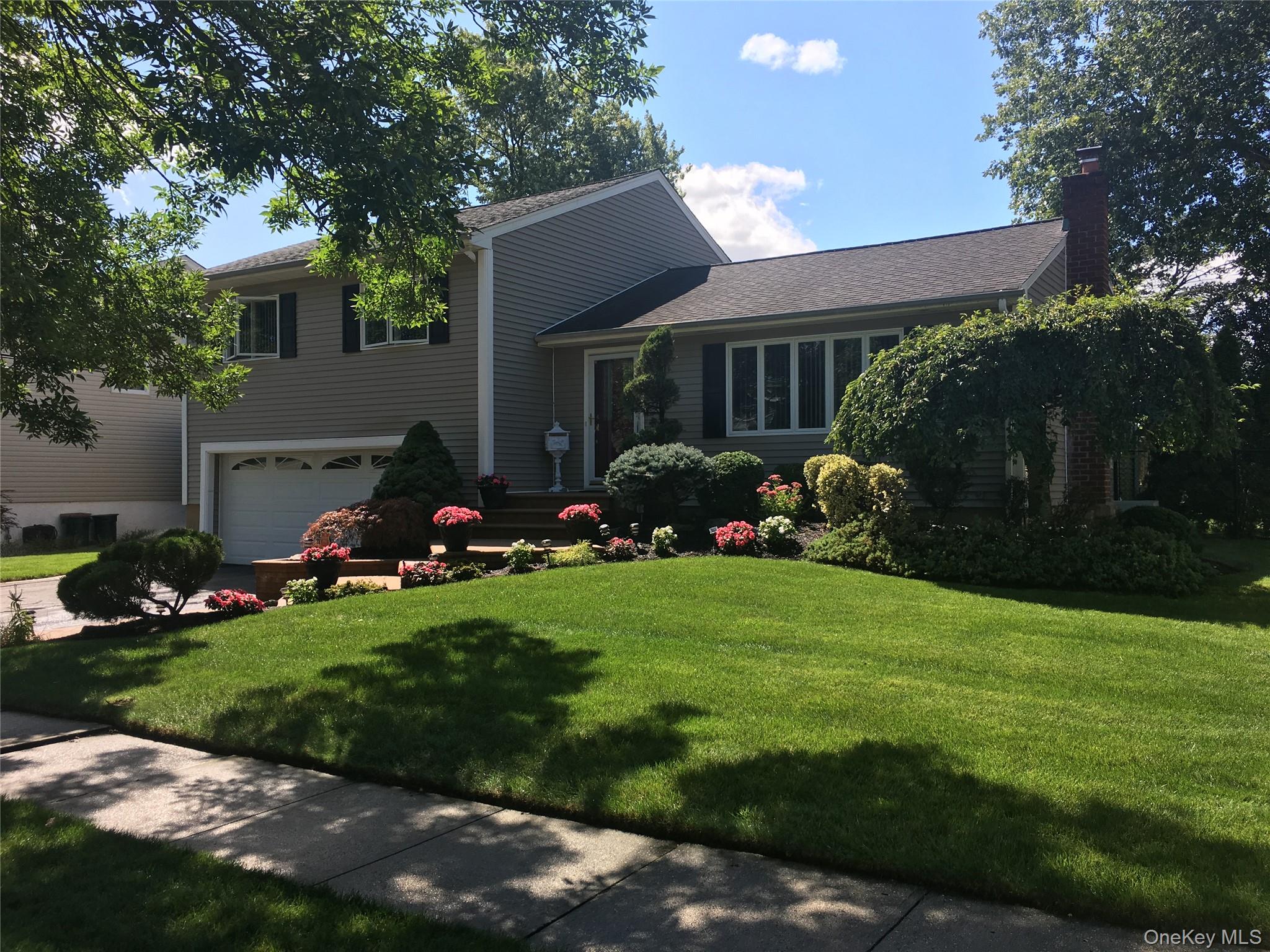 #1 photo, 19 Keswick Lane, Plainview , NY 11803