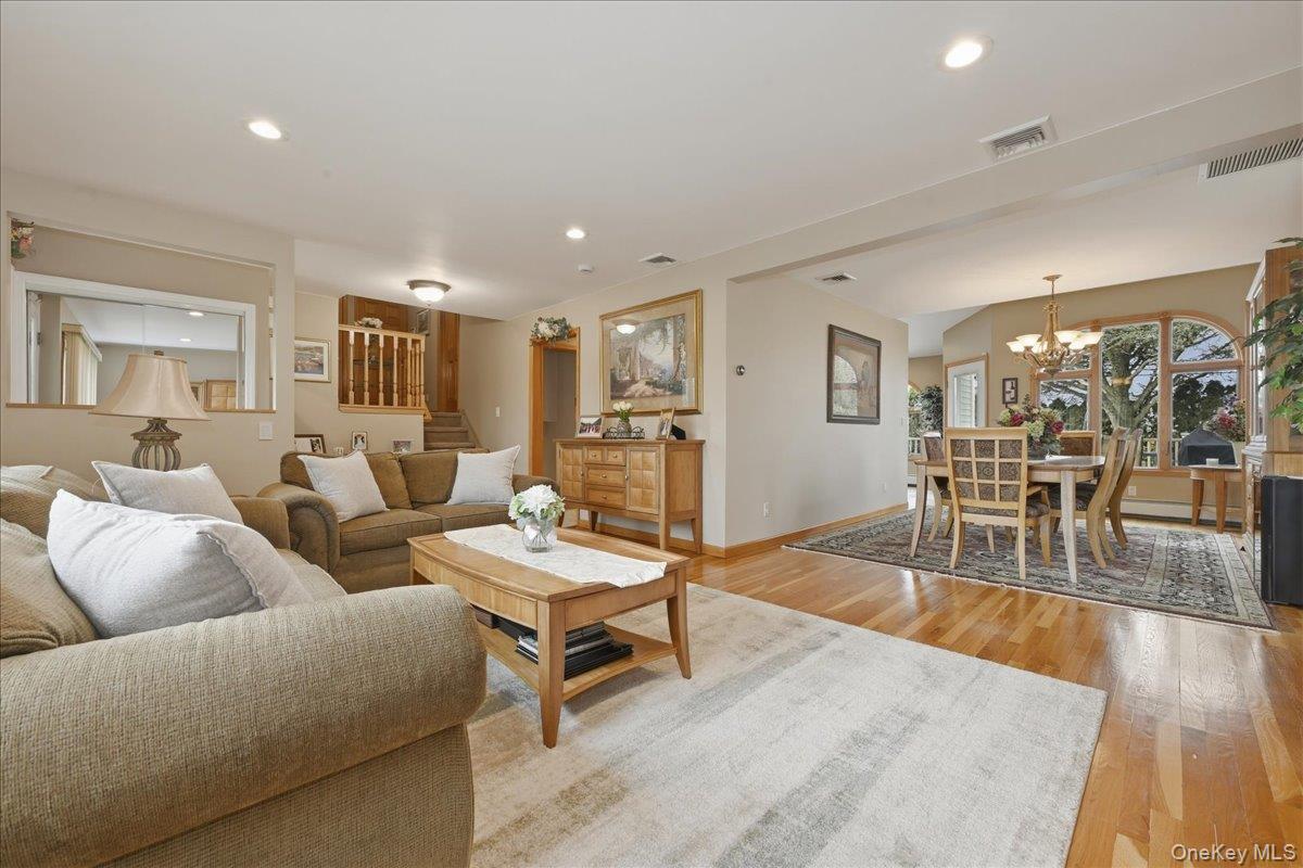 #10 photo, 19 Keswick Lane, Plainview , NY 11803