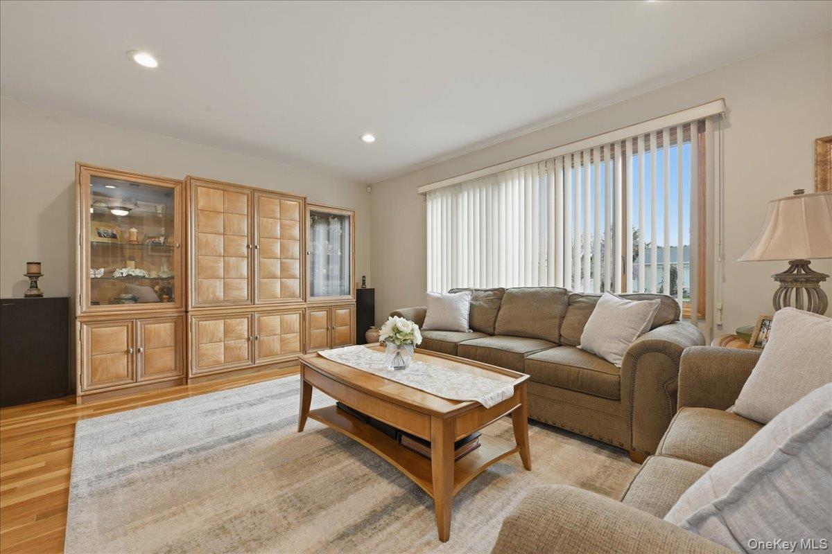 #7 photo, 19 Keswick Lane, Plainview , NY 11803