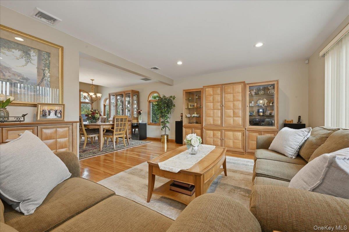 #8 photo, 19 Keswick Lane, Plainview , NY 11803