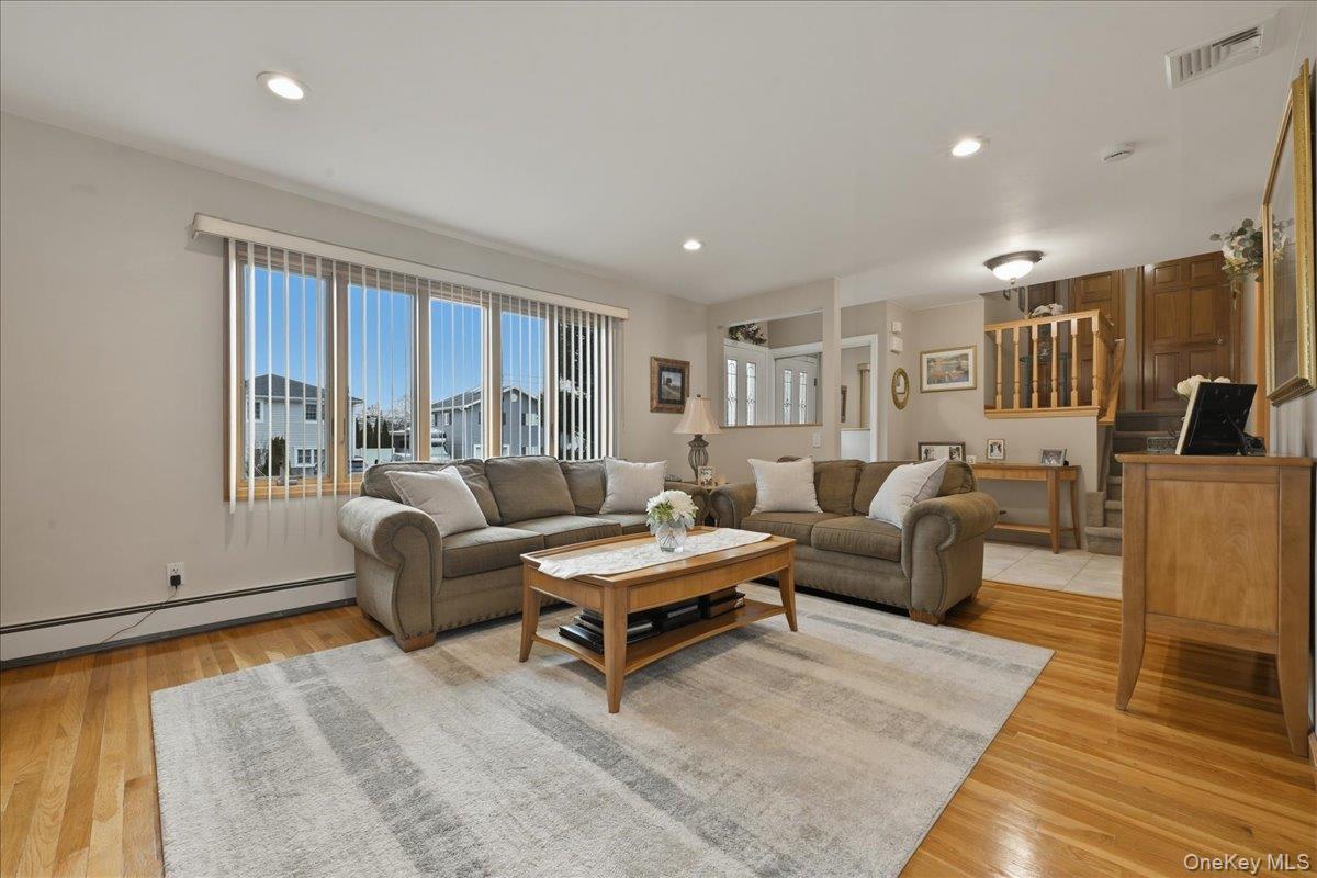 #9 photo, 19 Keswick Lane, Plainview , NY 11803